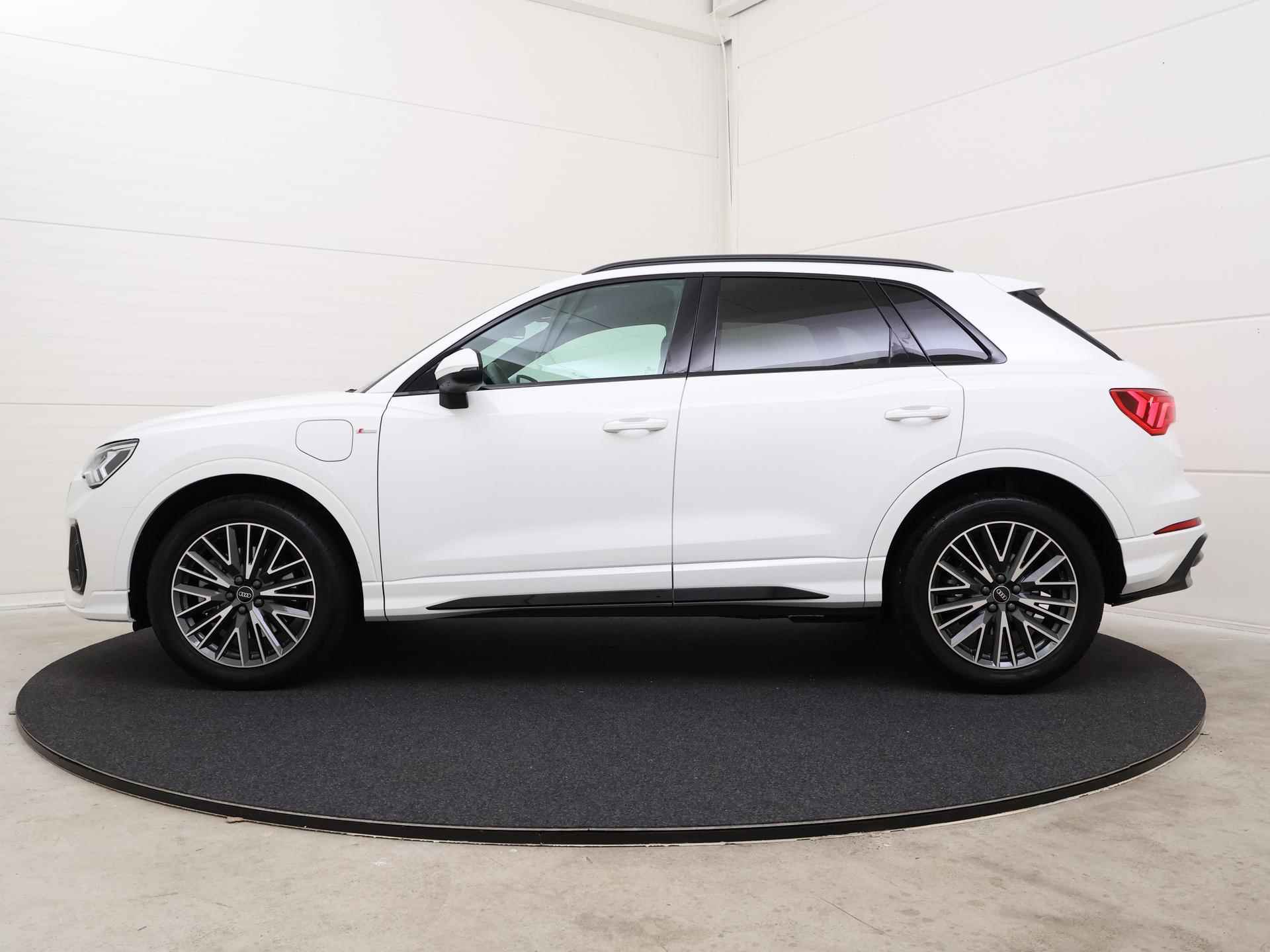 Audi Q3 45 TFSI e 245 PK S Edition | Optiekpakket + | 19'' | Privacy Glass | Stoelverwarming | Afgevlakt stuurwiel | Parkeerhulp + | Verlengde fabrieksgarantie* | S-line - 4/14