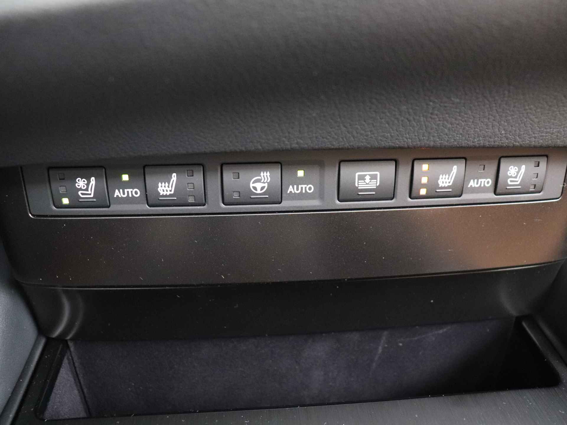 Lexus ES 300h Executive Line | Mark Levinson | Stoelverwarming en -ventilatie | Head-up Display | - 11/64