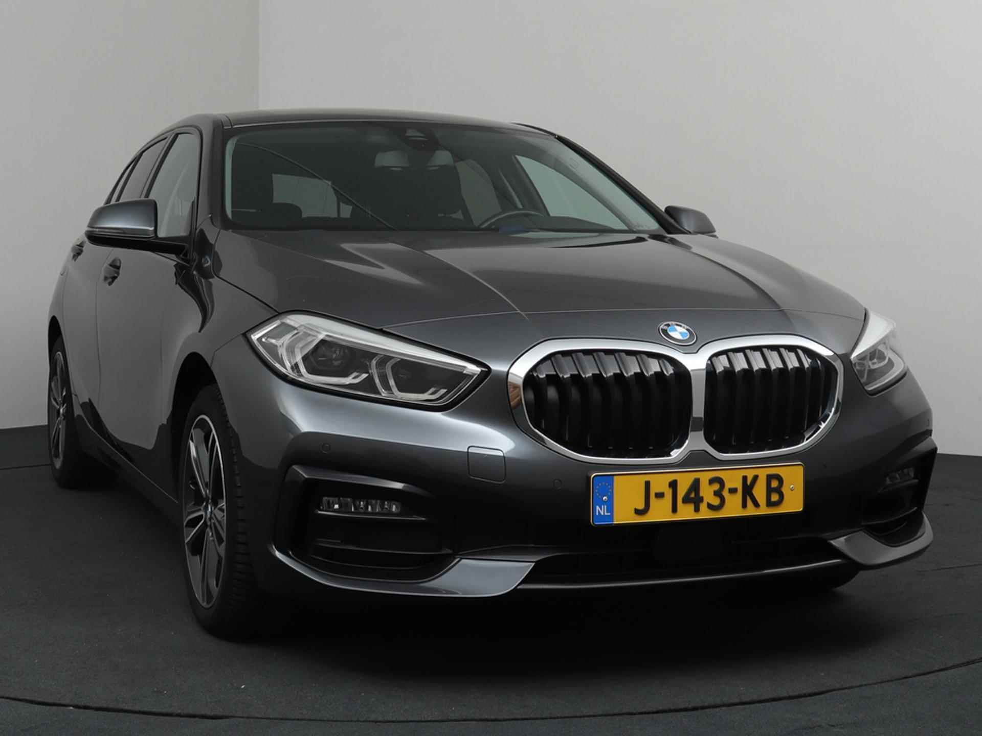 BMW 1-serie 118i High Executive Edition | Navigatie | Trekhaak | CarPlay - 32/34