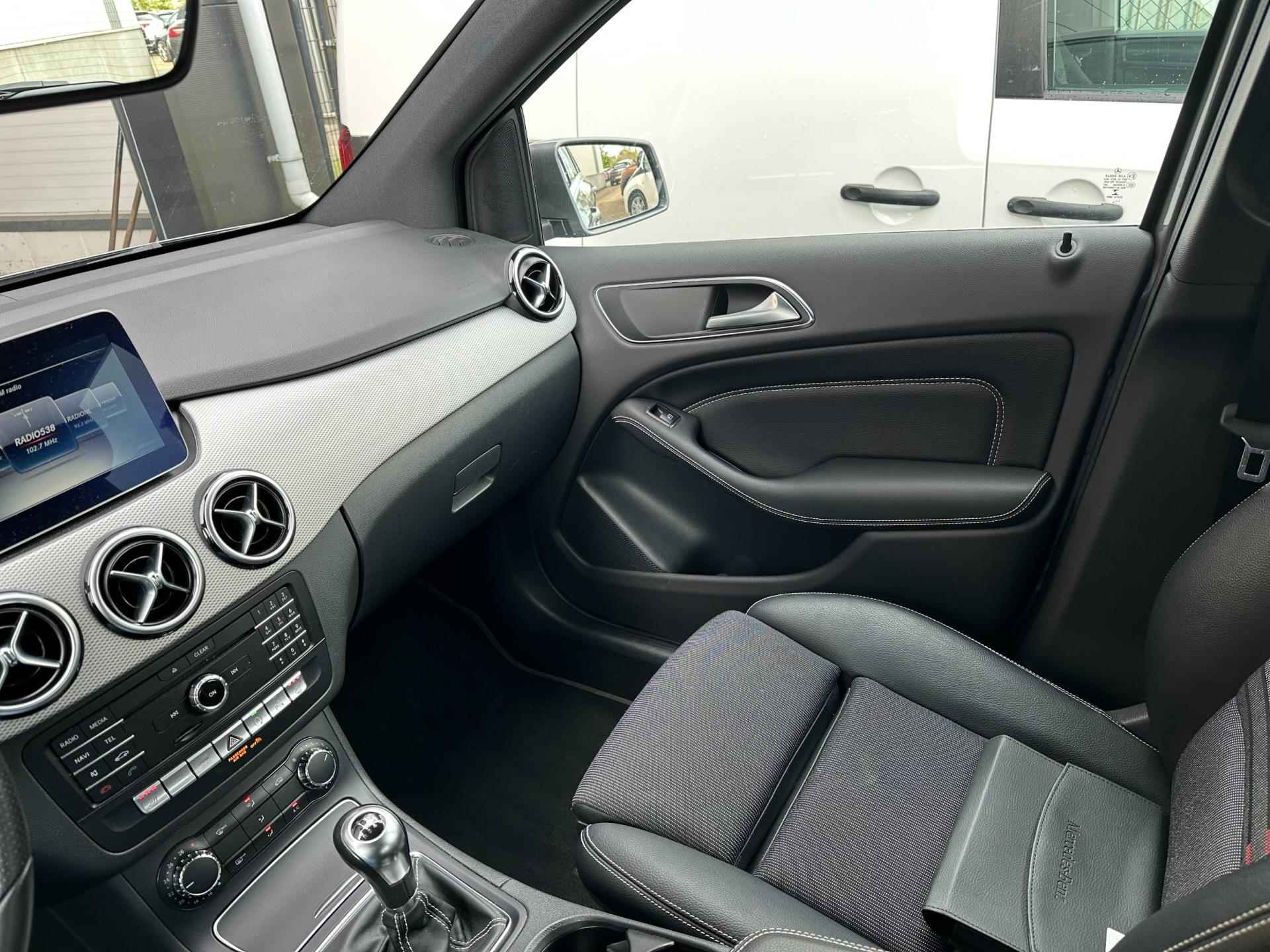 Mercedes-Benz B-klasse 180 + Navigatie | Trekhaak | Bluetooth | Cruise | Stoelverwarming | PDC | Rijklaarprijs - 24/27