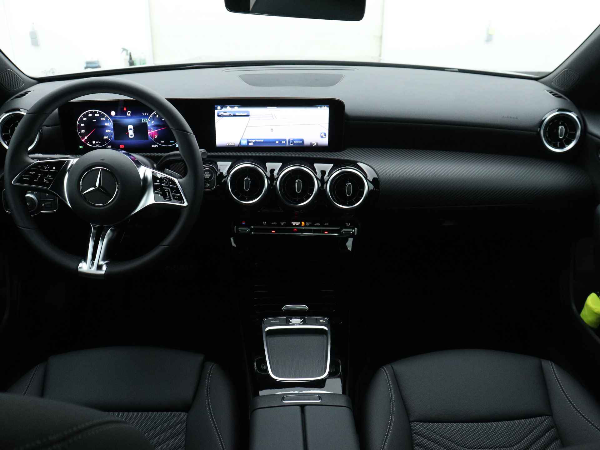 Mercedes-Benz CLA-Klasse 180 Star Edition | Dodehoekassistent | KEYLESS GO | Parkeerpakket met achteruitrijcamera | USB pakket plus | Spiegelpakket | Verwarmde stoelen vooraan | - 6/31