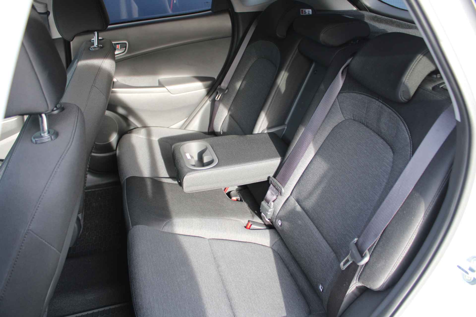 Hyundai KONA Electric 39 kWh 136pk Comfort Smart Automaat | € 2.000,- Subsidie | Led | Climate | Camera | Keyless | Navigatie | 17" Lichtmetaal | Stoe - 12/25