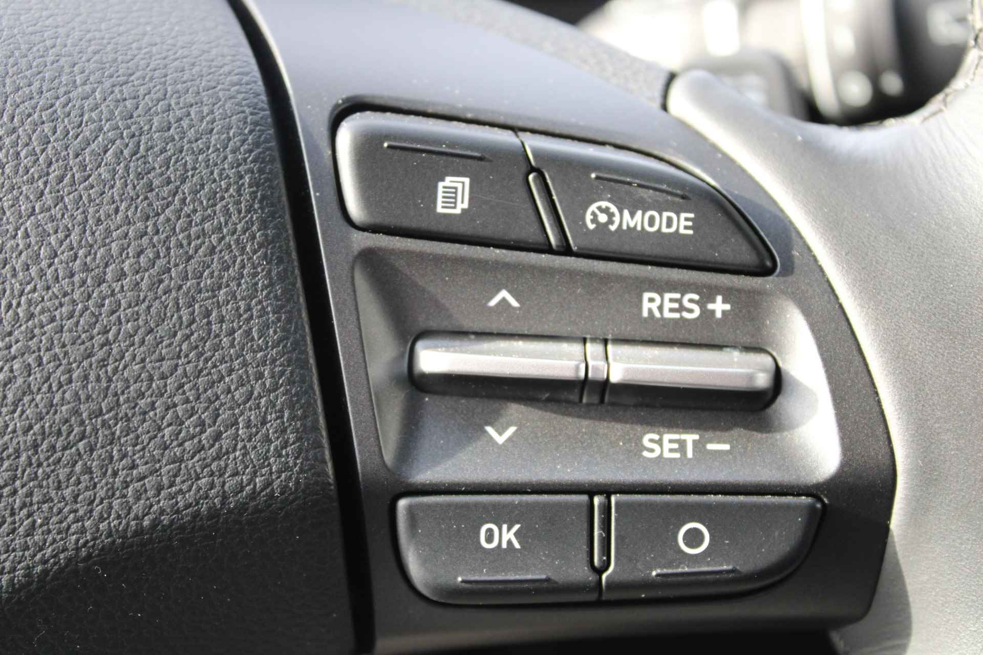 Hyundai KONA Electric 39 kWh 136pk Comfort Smart Automaat | € 2.000,- Subsidie | Led | Climate | Camera | Keyless | Navigatie | 17" Lichtmetaal | Stoe - 19/25