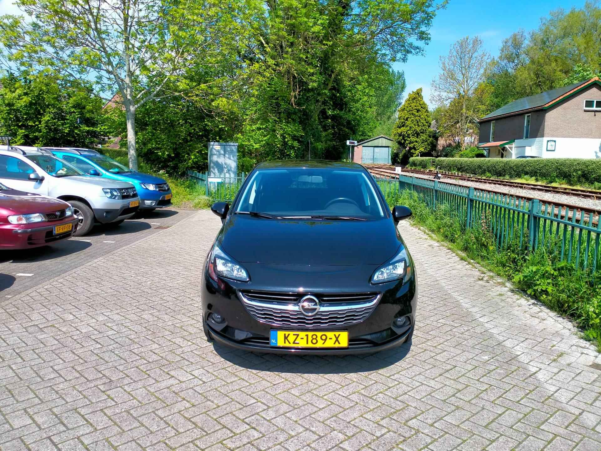 Opel Corsa 1.4 Edition + luxe uitv. clima 5 deurs lage km. RIJKLAAR - 2/25