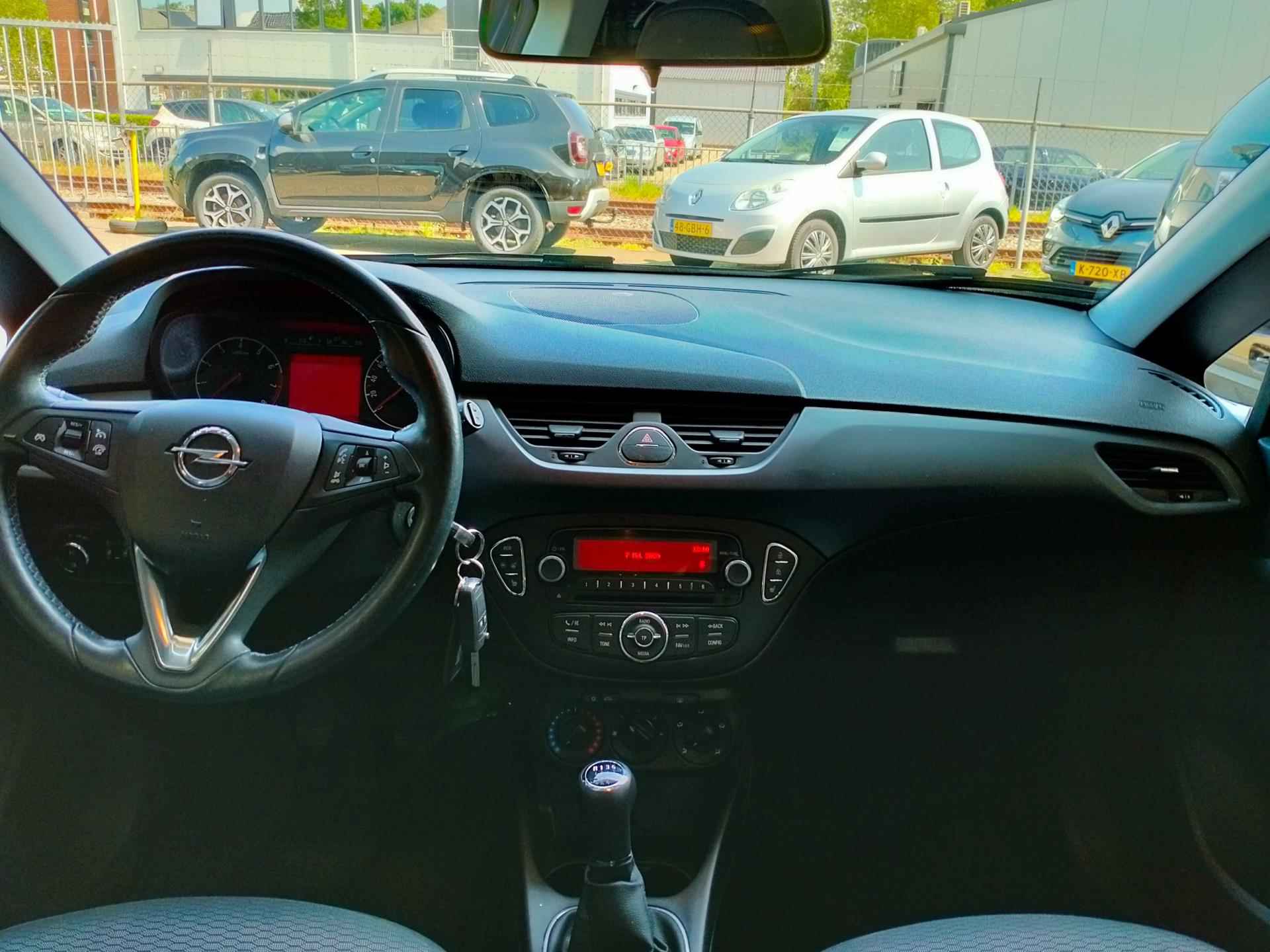 Opel Corsa 1.4 Edition + luxe uitv. clima 5 deurs lage km. RIJKLAAR - 10/25