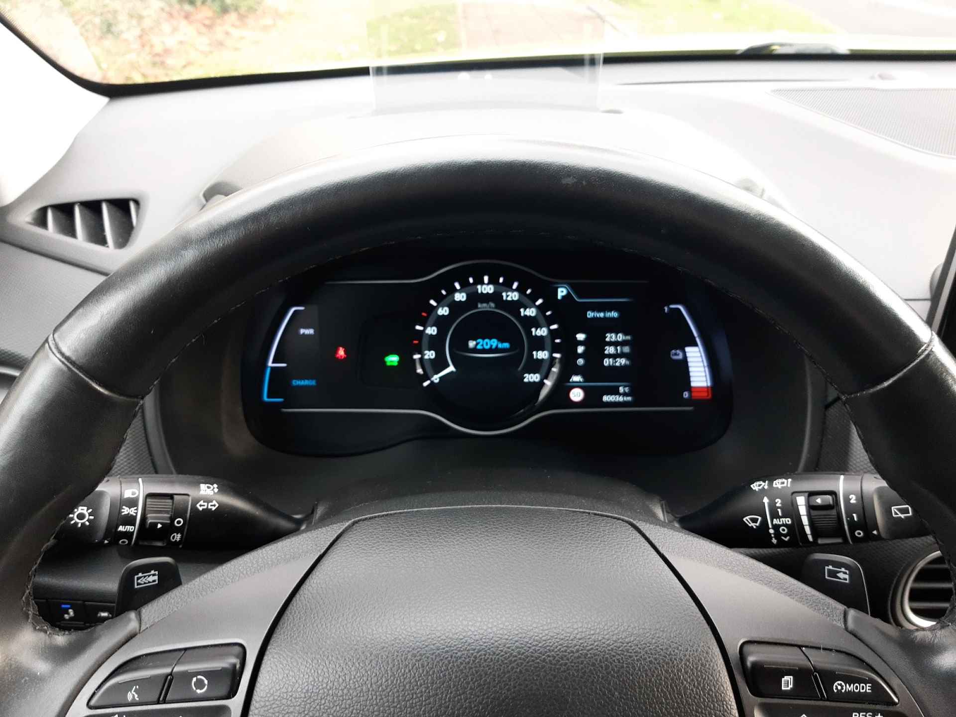 Hyundai KONA EV Premium 64 kWh (204 PK) 1e-Eig, Hyundai-Dealer-Onderh, 12-Mnd-Bovag, NL-Auto, Leer, Warmtepomp, Navigatie/Apple-Carplay/Android-Auto, Adaptive-Cruisecontrol, Head-Up, Keyless-Entry/Start, Stoelverwarming-V+A, Parkeersensoren-V+A, Stoelventilatie, Stuurverwarming, DAB, Premium-Audio, Lm-Velgen-17Inch, Privacy-Glas - 10/37