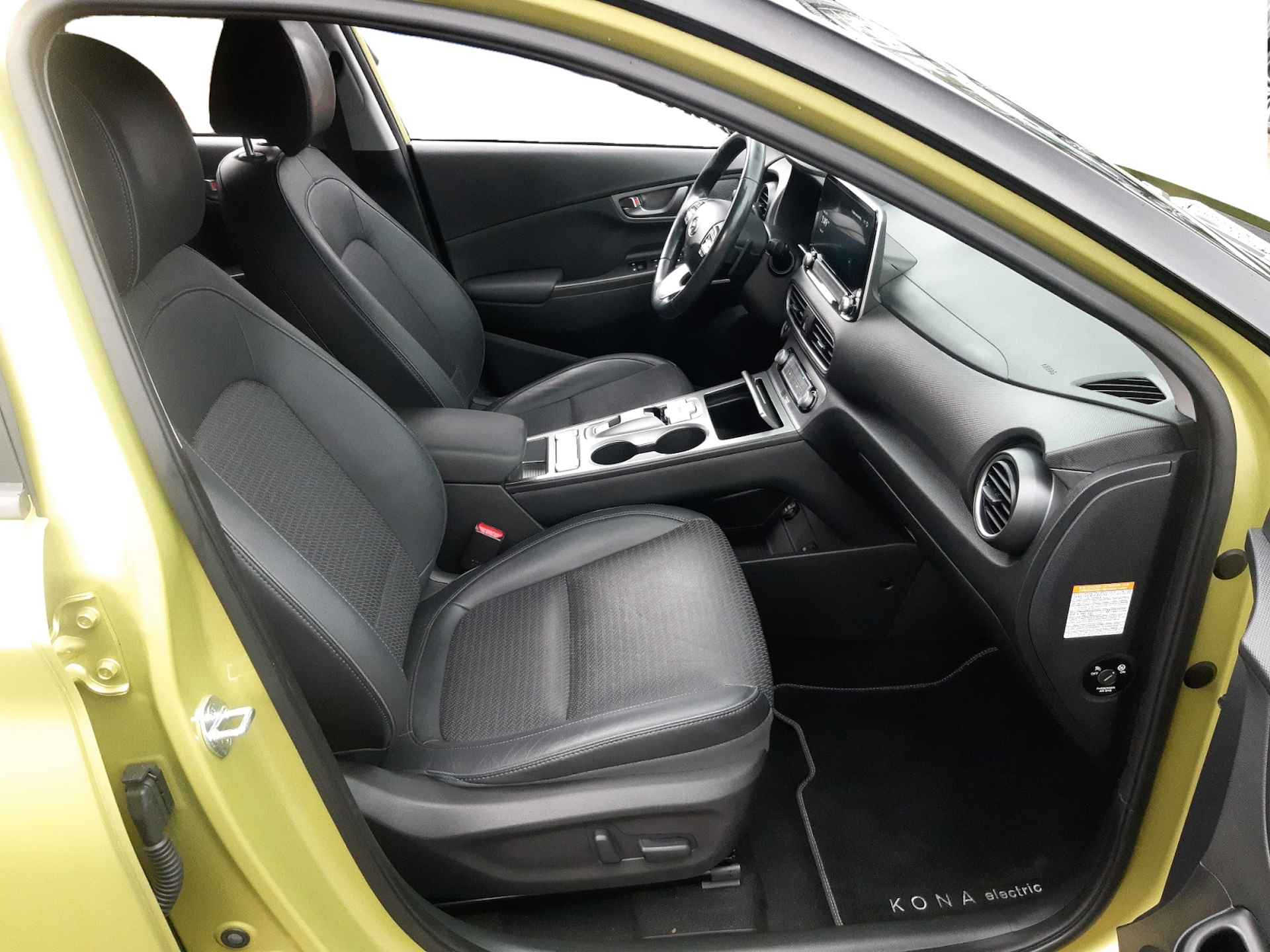 Hyundai KONA EV Premium 64 kWh (204 PK) 1e-Eig, Hyundai-Dealer-Onderh, 12-Mnd-Bovag, NL-Auto, Leer, Warmtepomp, Navigatie/Apple-Carplay/Android-Auto, Adaptive-Cruisecontrol, Head-Up, Keyless-Entry/Start, Stoelverwarming-V+A, Parkeersensoren-V+A, Stoelventilatie, Stuurverwarming, DAB, Premium-Audio, Lm-Velgen-17Inch, Privacy-Glas - 22/37