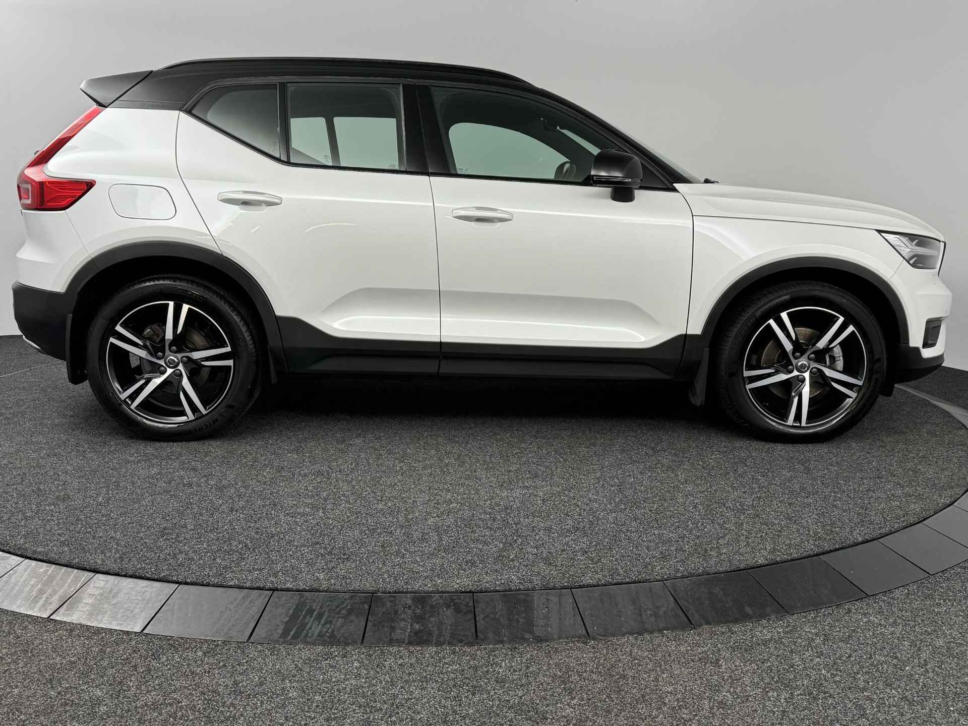 Volvo XC40 2.0 T4 AWD R-Design CLIMA | CAMERA | ADAPTIVE CRUISE | NAVI | ELEKTRISCHE KOFFERKLEP | ANDROID & APPLE CARPLAY | - 5/51