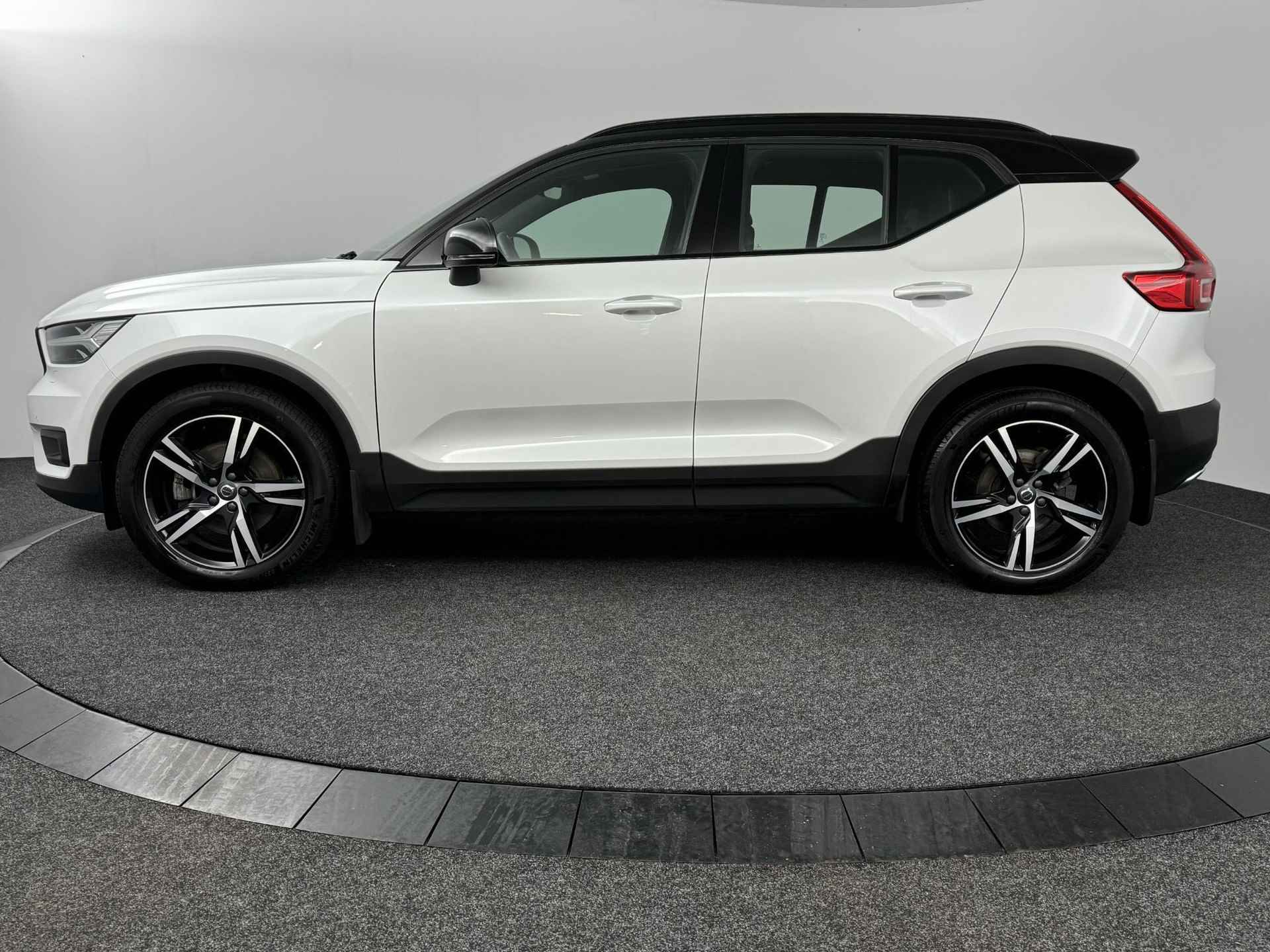 Volvo XC40 2.0 T4 AWD R-Design CLIMA | CAMERA | ADAPTIVE CRUISE | NAVI | ELEKTRISCHE KOFFERKLEP | ANDROID & APPLE CARPLAY | - 13/51