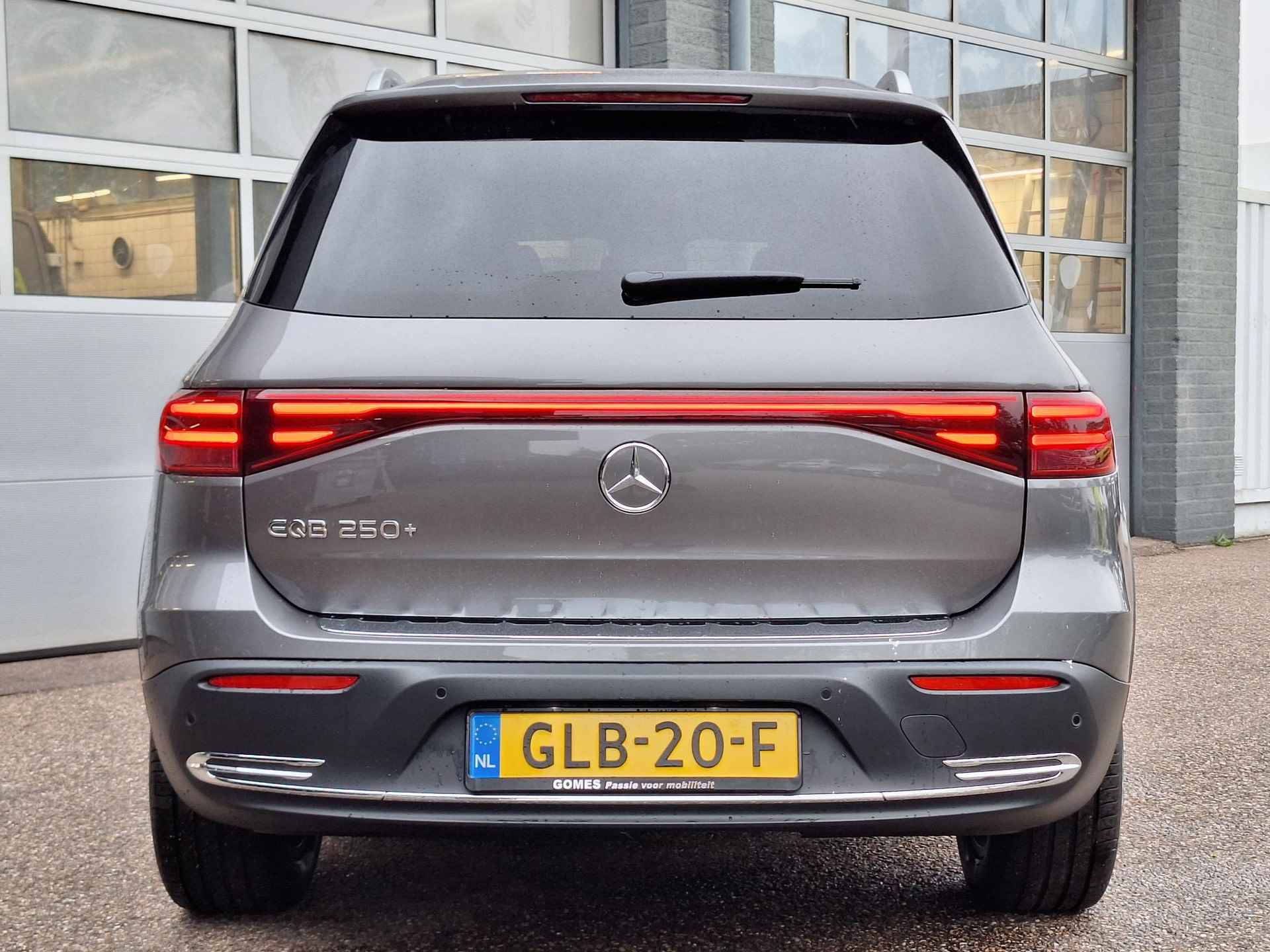 Mercedes-Benz EQB 250+ 71 kWh | Distronic | Trekhaak | Achteruitrijcamera | Verstelbare achterbank | Distronic - 35/44