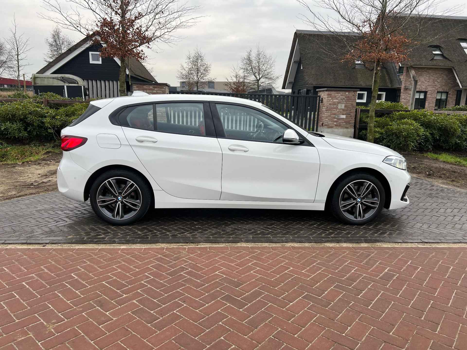 BMW 1-serie 118i High Executive Edition | Automaat | Sfeerverlichting | Elektrische achterklep | NL-Auto | - 10/27