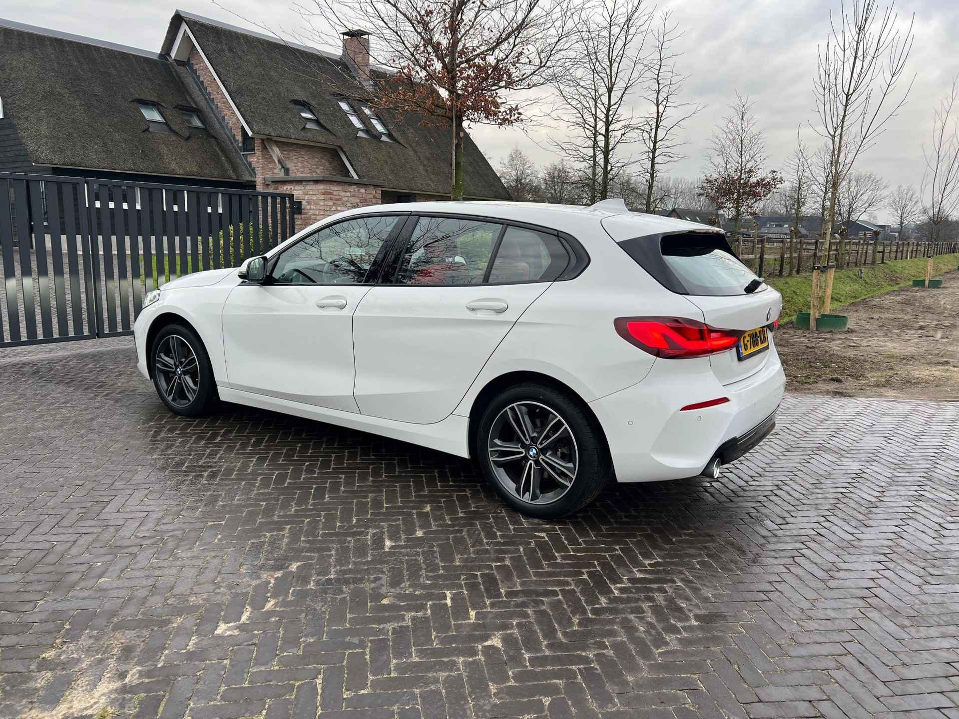 BMW 1-serie 118i High Executive Edition | Automaat | Sfeerverlichting | Elektrische achterklep | NL-Auto | - 11/27