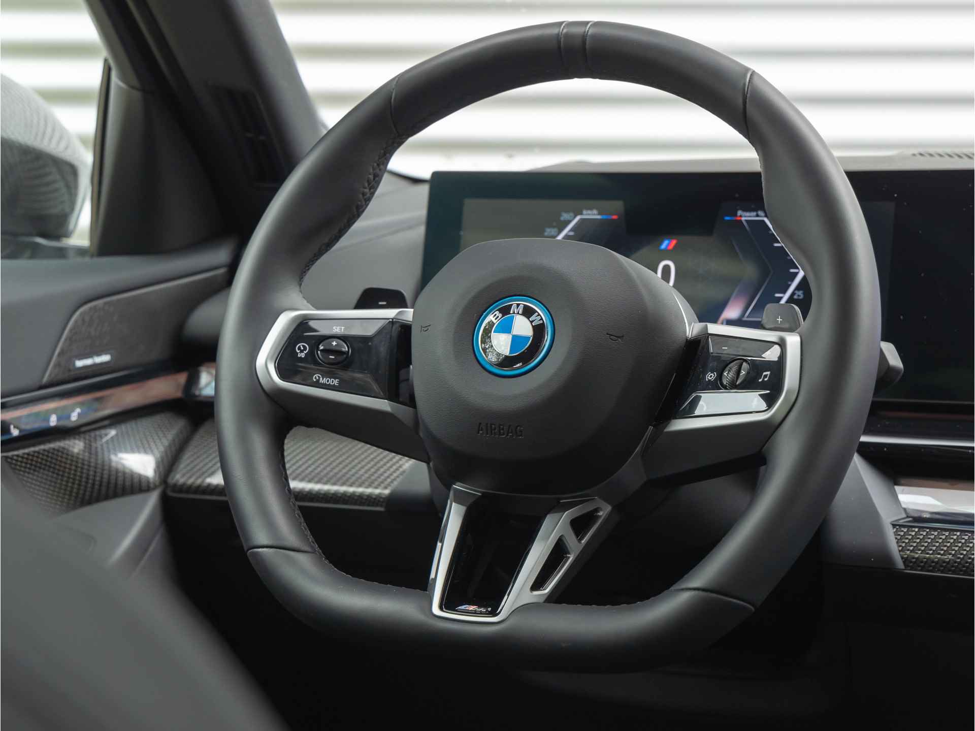 BMW 5 Serie 550e xDrive M-Sport Pro - Pano - Stoelventilatie - Carbon Exterieur - Harman Kardon - 25/50