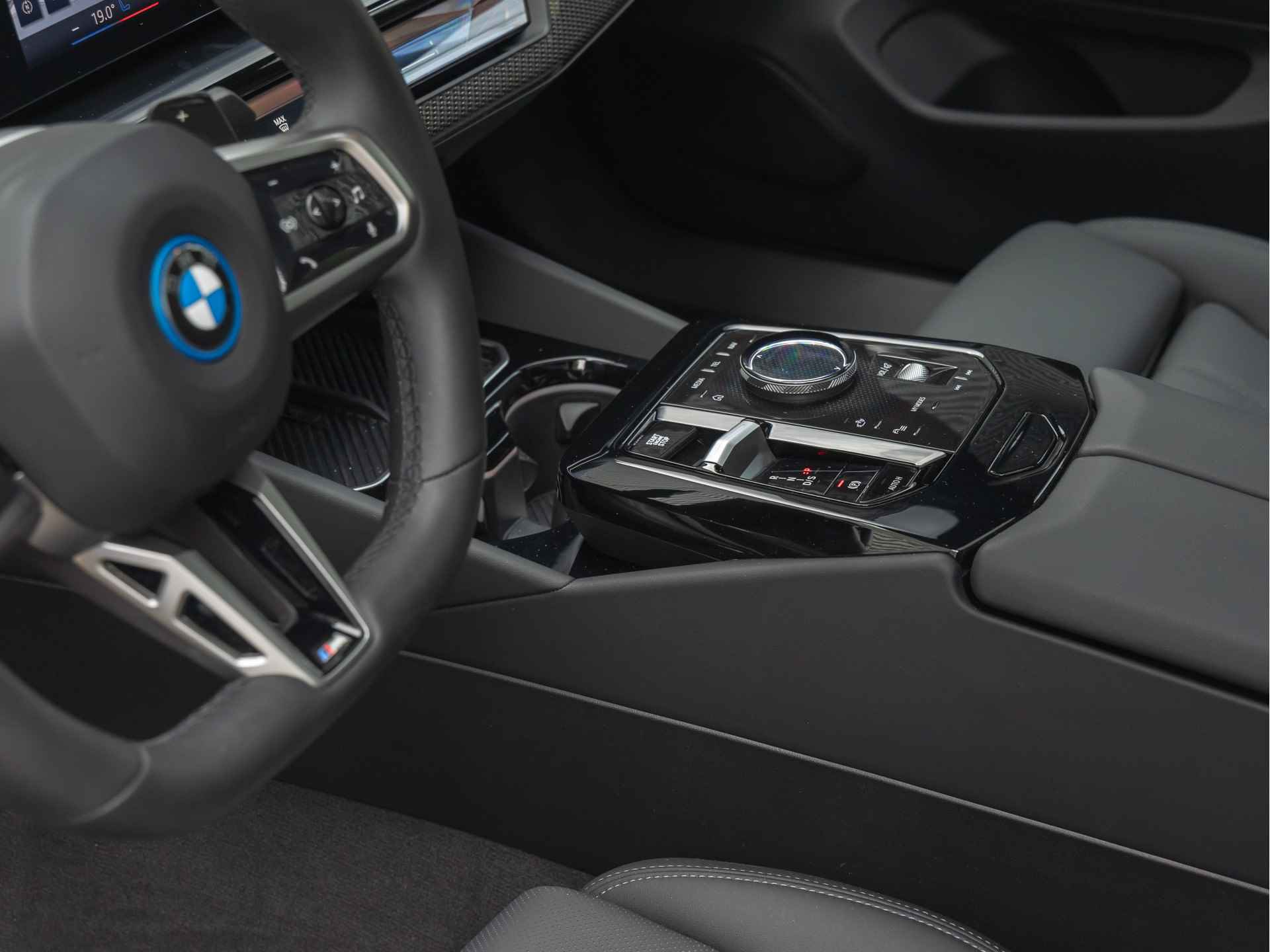 BMW 5 Serie 550e xDrive M-Sport Pro - Pano - Stoelventilatie - Carbon Exterieur - Harman Kardon - 34/50