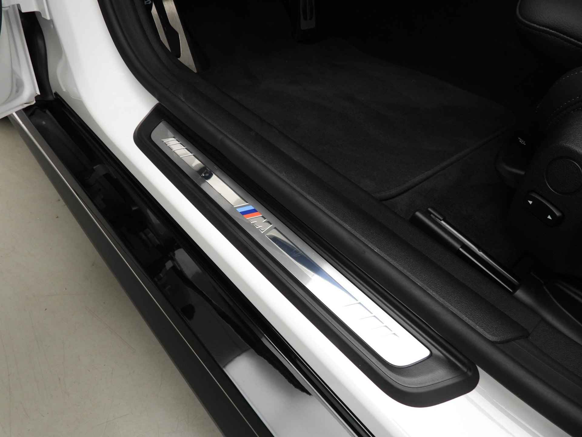 BMW i4 Gran Coupe eDrive35 | M-Sportpakket | LED | Leder | HUD | Schuifdak | Sportstoelen | DAB | Hifi speakers | Alu 19 inch - 32/39