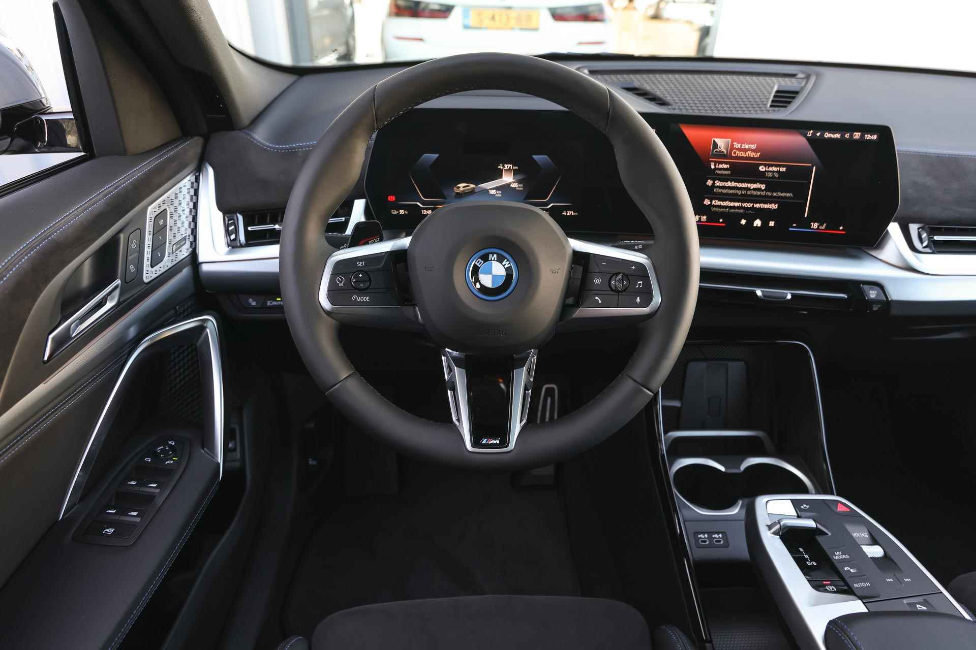 BMW iX2 xDrive30 High Executive M Sport 65kWh / Panoramadak / Sportstoelen / Adaptieve LED / Parking Assistant Plus / Adaptief M Onderstel / Comfort Access - 4/39