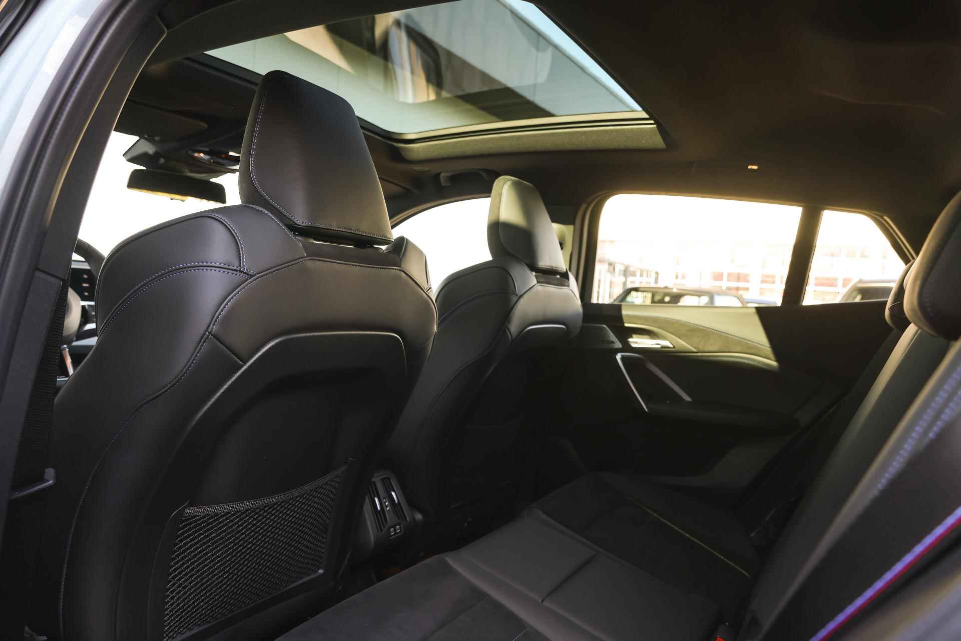 BMW iX2 xDrive30 High Executive M Sport 65kWh / Panoramadak / Sportstoelen / Adaptieve LED / Parking Assistant Plus / Adaptief M Onderstel / Comfort Access - 11/39