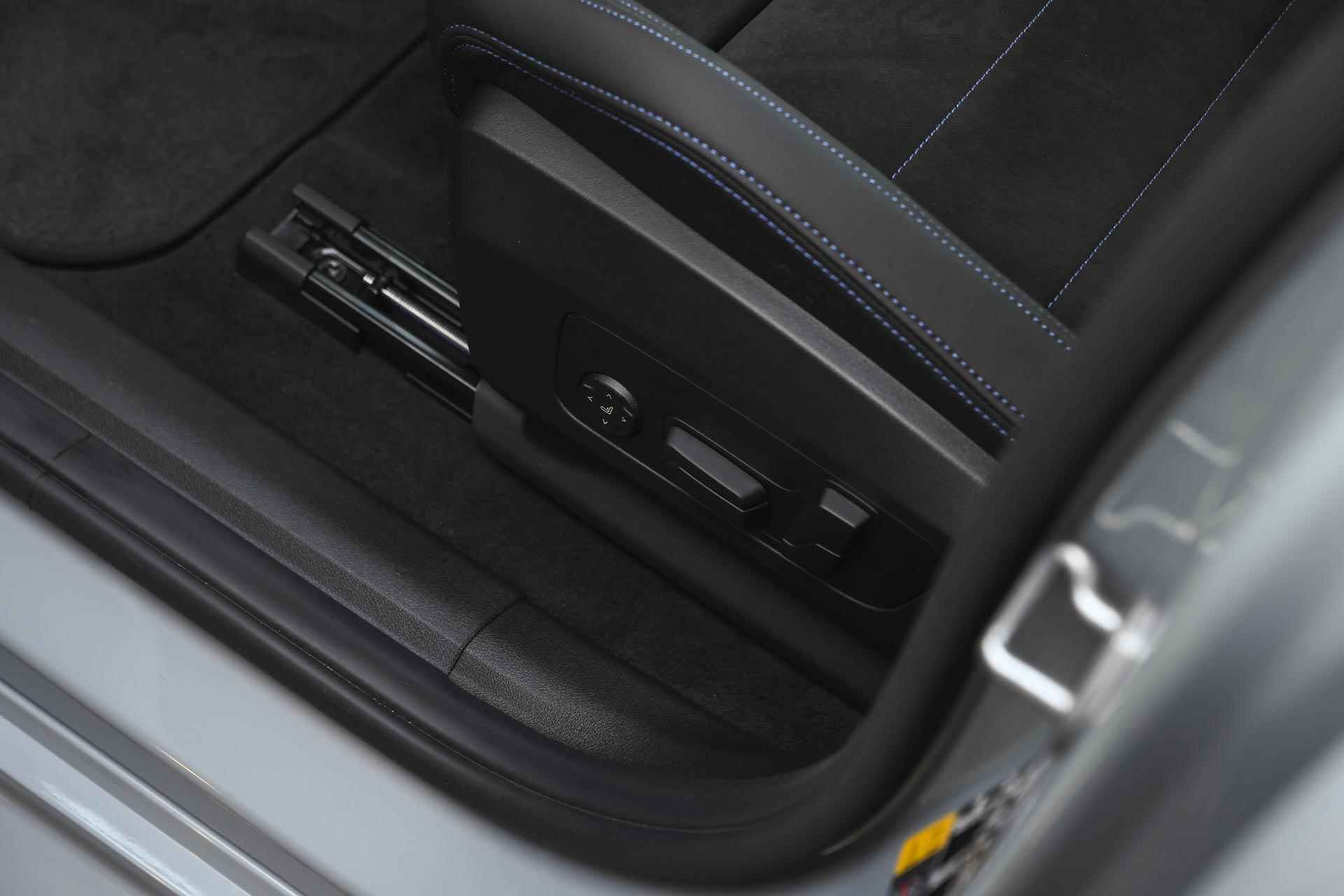BMW iX2 xDrive30 High Executive M Sport 65kWh / Panoramadak / Sportstoelen / Adaptieve LED / Parking Assistant Plus / Adaptief M Onderstel / Comfort Access - 13/39