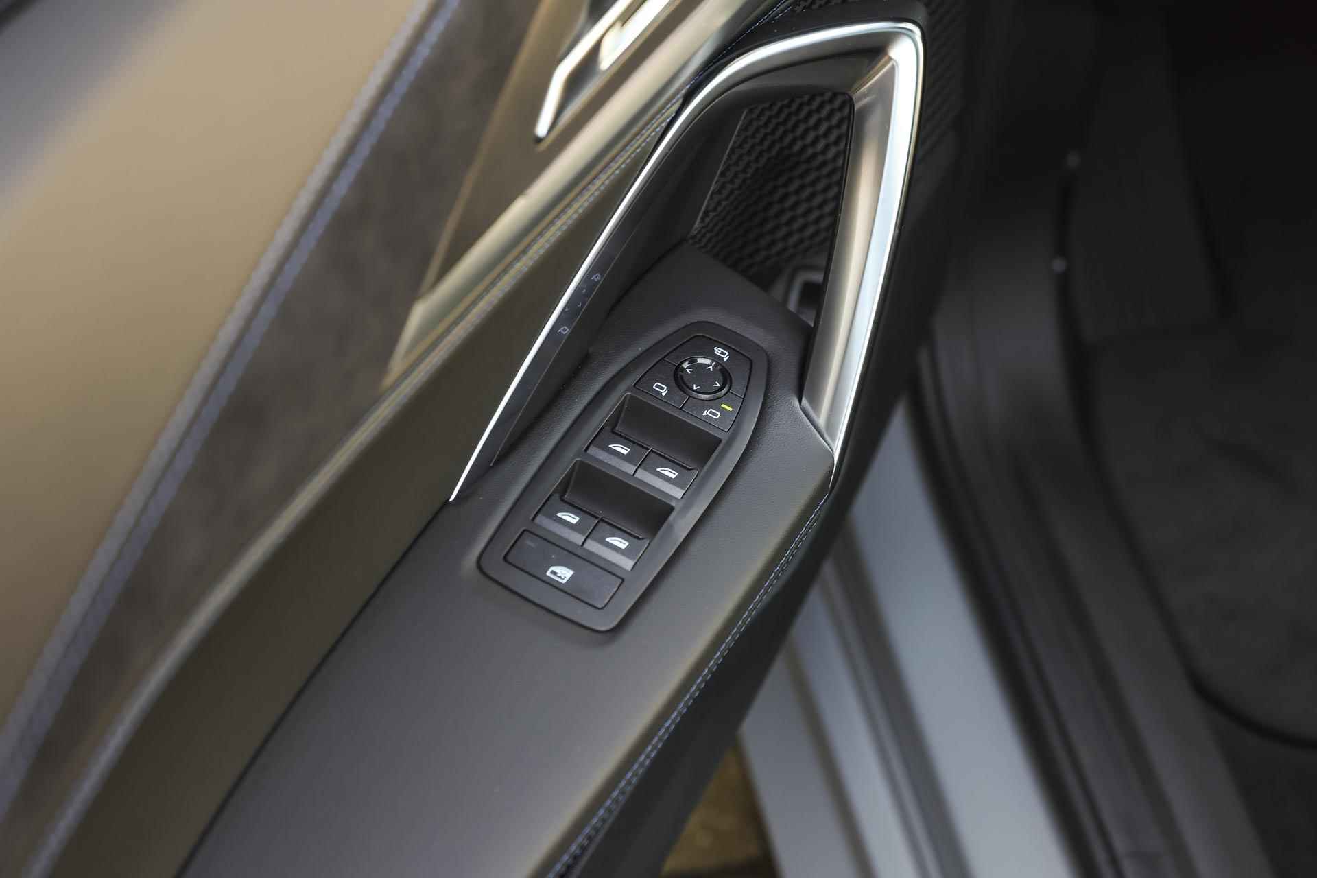 BMW iX2 xDrive30 High Executive M Sport 65kWh / Panoramadak / Sportstoelen / Adaptieve LED / Parking Assistant Plus / Adaptief M Onderstel / Comfort Access - 14/39