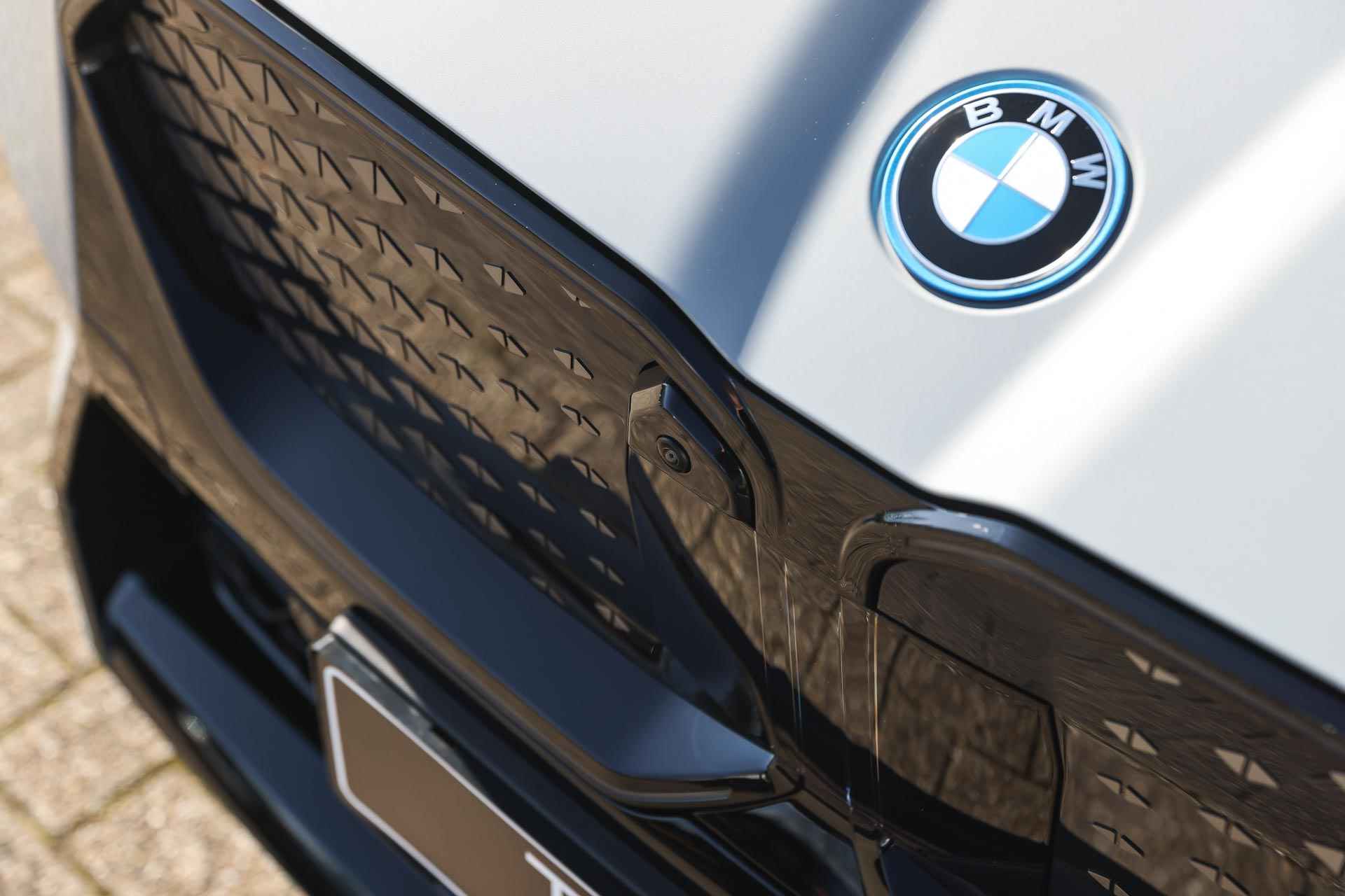 BMW iX2 xDrive30 High Executive M Sport 65kWh / Panoramadak / Sportstoelen / Adaptieve LED / Parking Assistant Plus / Adaptief M Onderstel / Comfort Access - 32/39