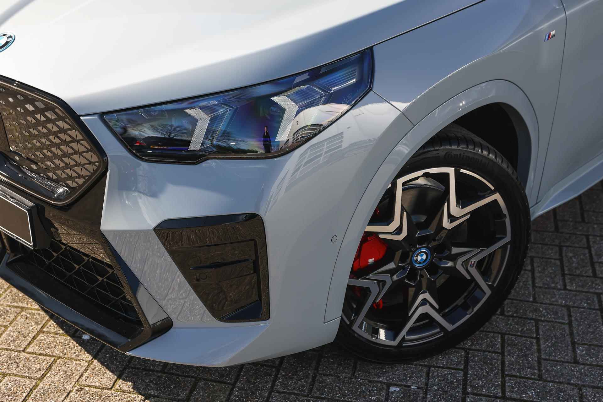 BMW iX2 xDrive30 High Executive M Sport 65kWh / Panoramadak / Sportstoelen / Adaptieve LED / Parking Assistant Plus / Adaptief M Onderstel / Comfort Access - 34/39