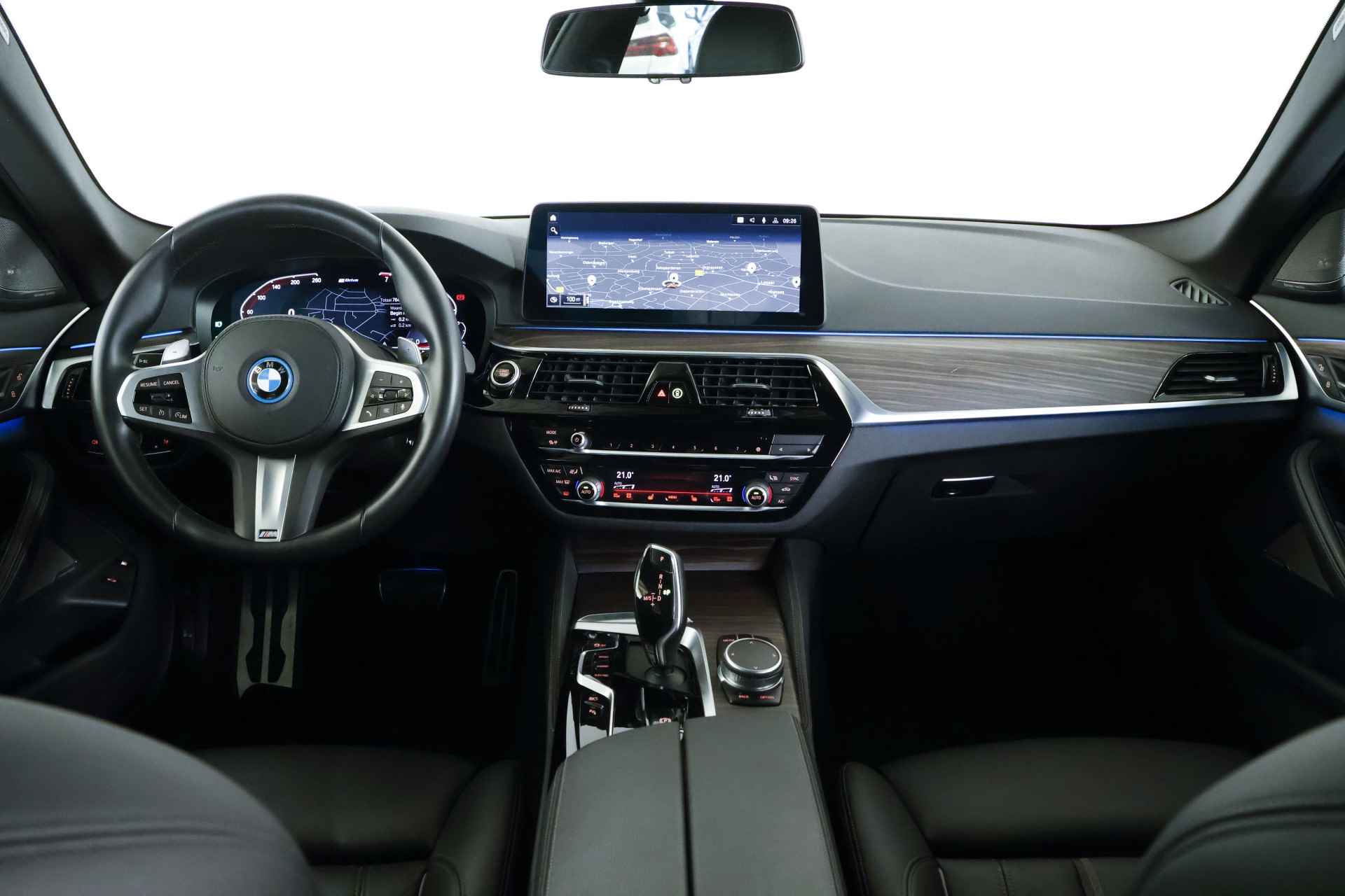 BMW 5 Serie 545e xDrive M-Sport / Leder / Navi / Carplay / DAB / Harman Kardon - 18/43