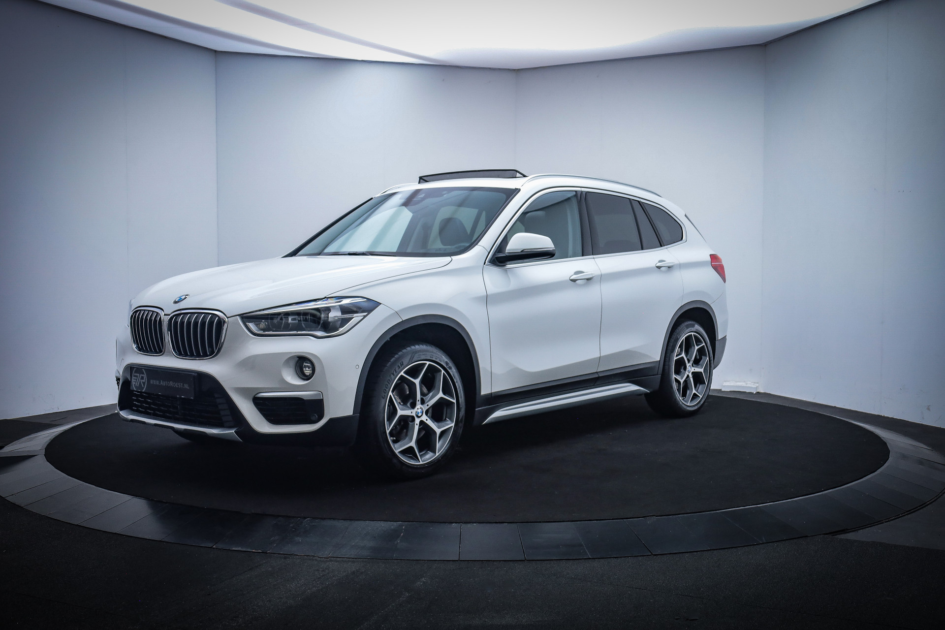 BMW X1 18iA X-LINE EDITION PANO/FULL LED/CAMERA/HEAD UP/STOELVERW./NAVI/DAB/PDC V+A/LMV 18''