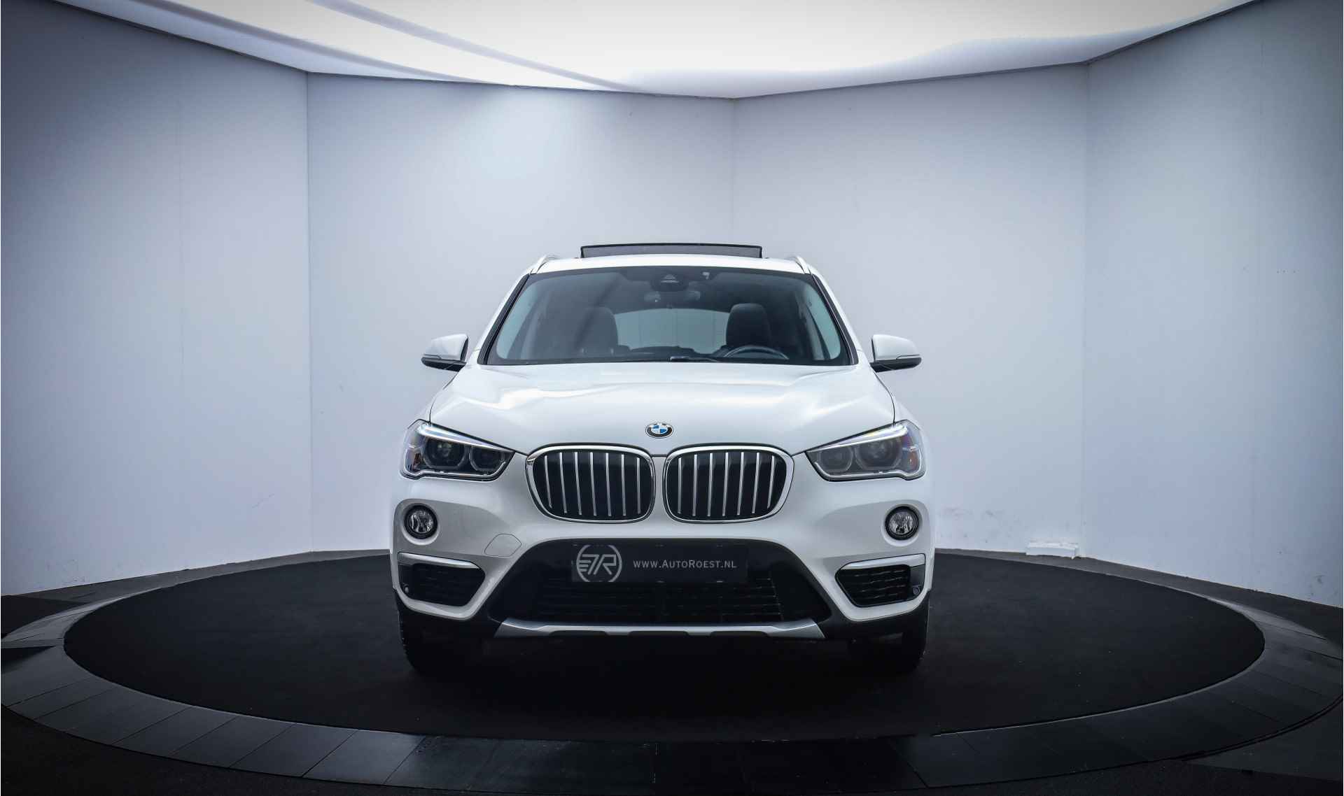 BMW X1 18iA X-LINE EDITION PANO/FULL LED/CAMERA/HEAD UP/STOELVERW./NAVI/DAB/PDC V+A/LMV 18'' - 2/27