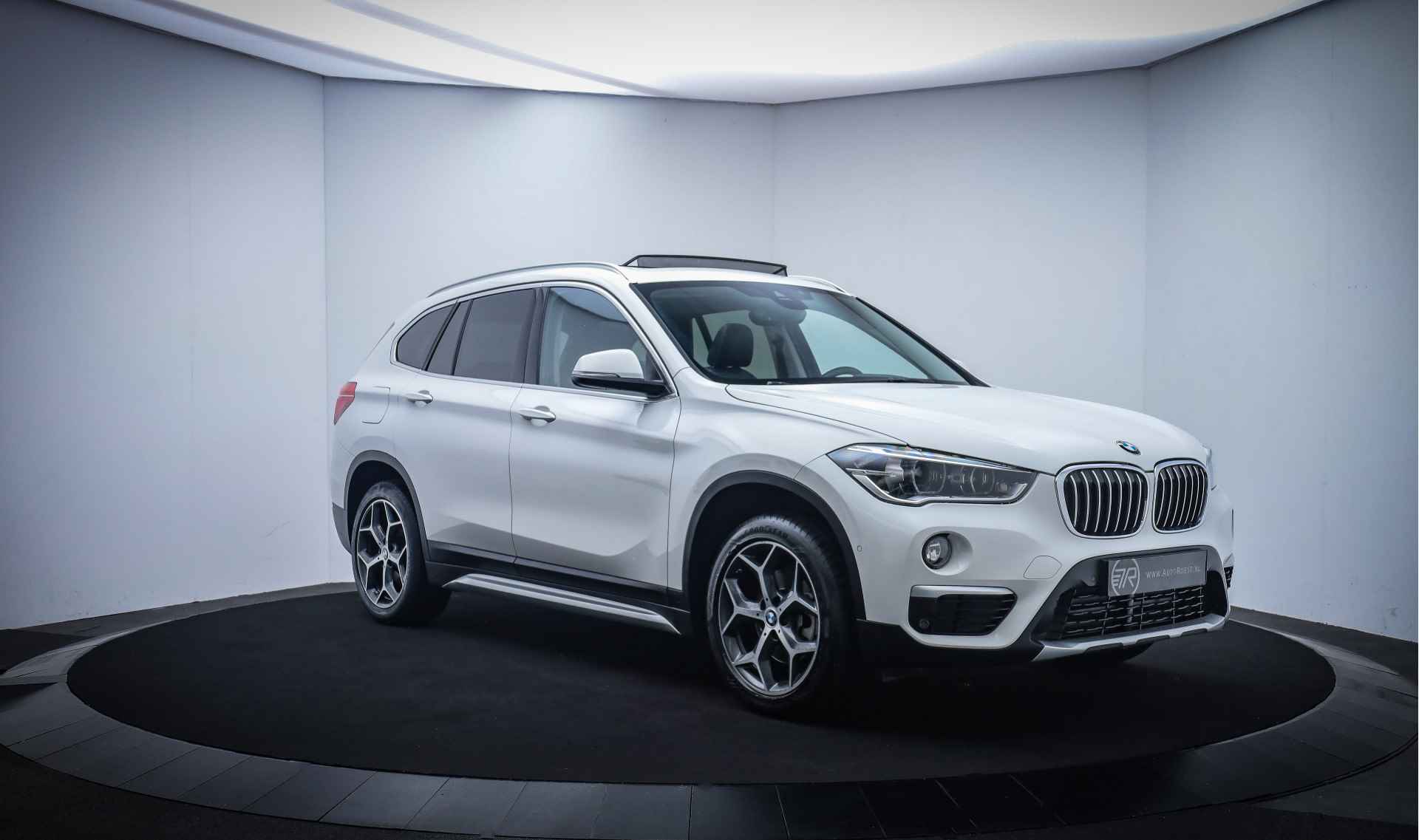 BMW X1 18iA X-LINE EDITION PANO/FULL LED/CAMERA/HEAD UP/STOELVERW./NAVI/DAB/PDC V+A/LMV 18'' - 3/27