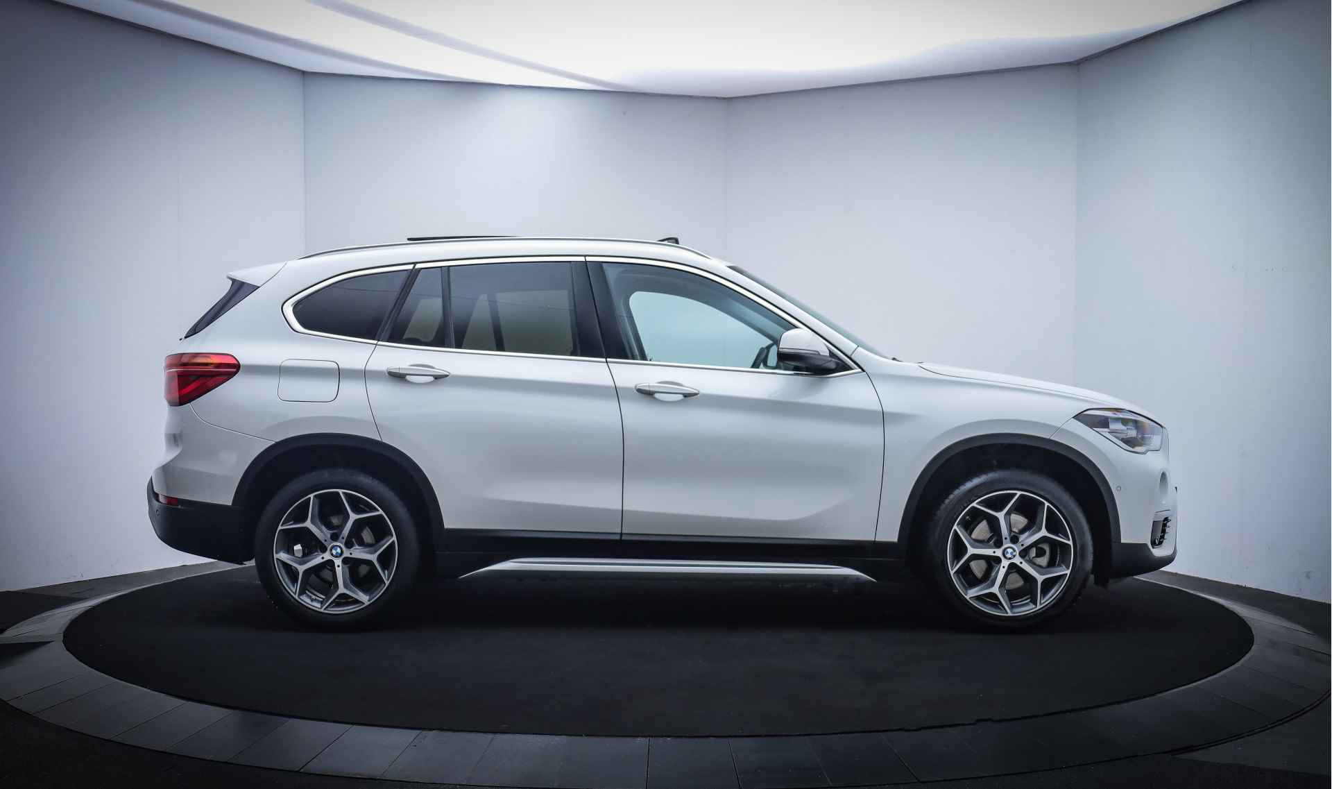 BMW X1 18iA X-LINE EDITION PANO/FULL LED/CAMERA/HEAD UP/STOELVERW./NAVI/DAB/PDC V+A/LMV 18'' - 4/27