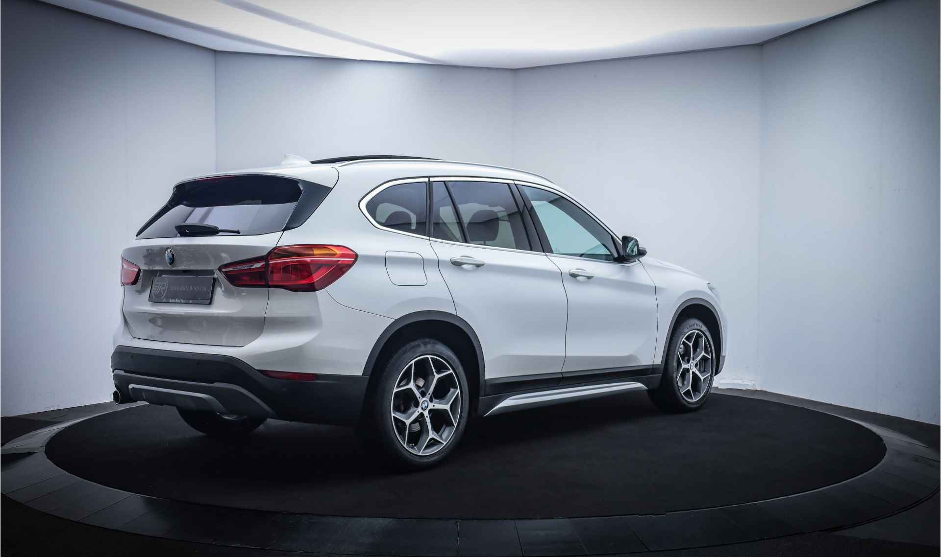 BMW X1 18iA X-LINE EDITION PANO/FULL LED/CAMERA/HEAD UP/STOELVERW./NAVI/DAB/PDC V+A/LMV 18'' - 5/27