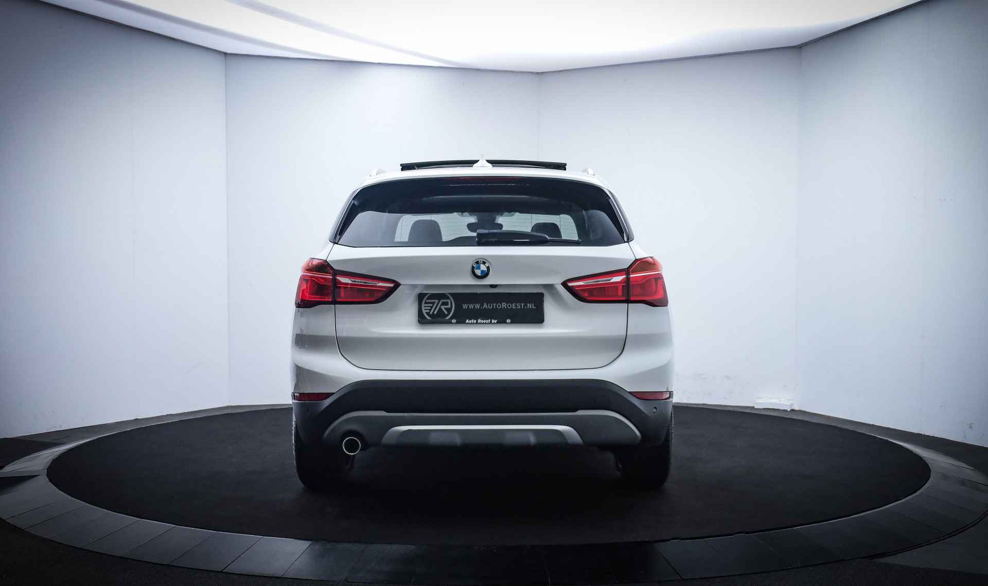 BMW X1 18iA X-LINE EDITION PANO/FULL LED/CAMERA/HEAD UP/STOELVERW./NAVI/DAB/PDC V+A/LMV 18'' - 6/27