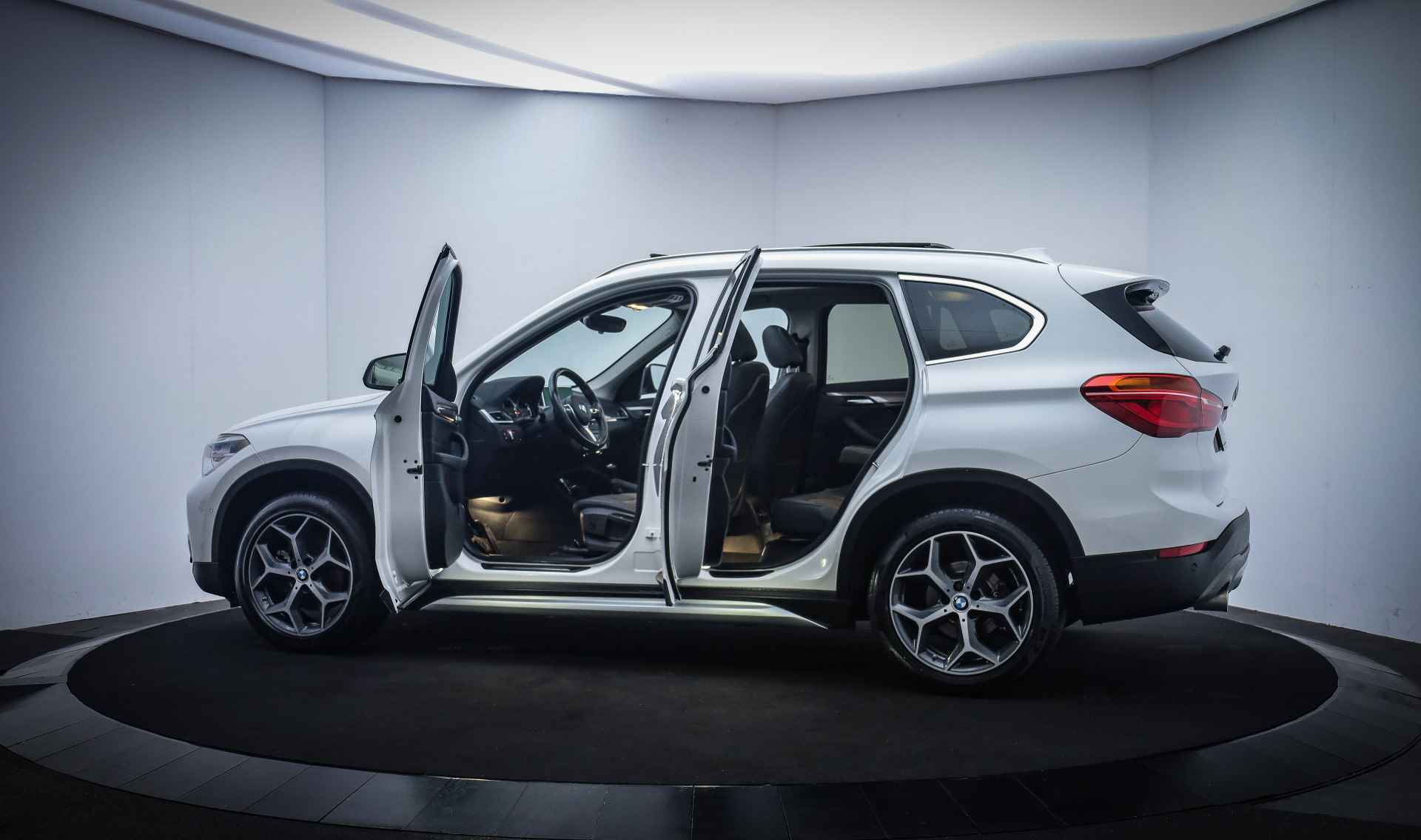 BMW X1 18iA X-LINE EDITION PANO/FULL LED/CAMERA/HEAD UP/STOELVERW./NAVI/DAB/PDC V+A/LMV 18'' - 9/27