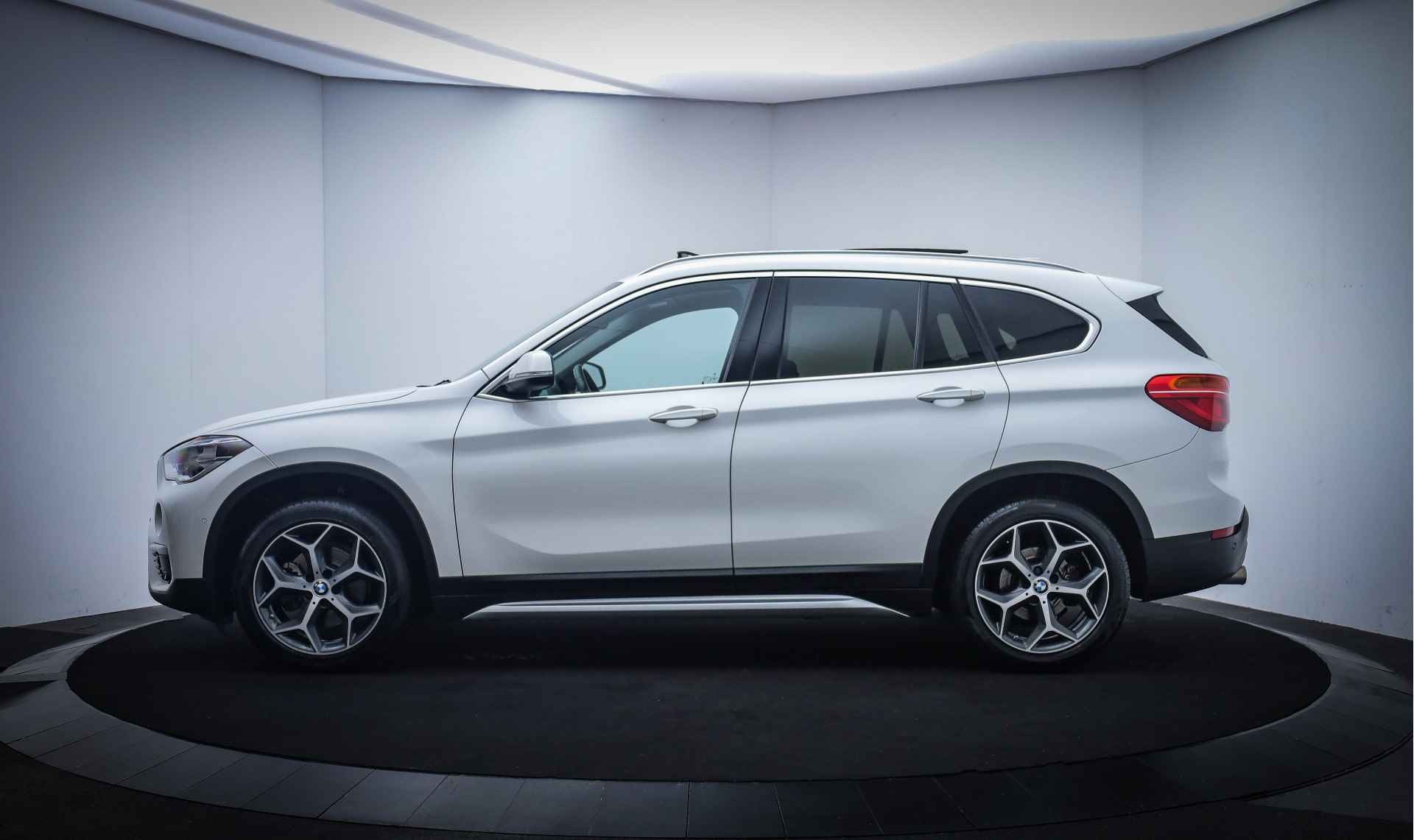 BMW X1 18iA X-LINE EDITION PANO/FULL LED/CAMERA/HEAD UP/STOELVERW./NAVI/DAB/PDC V+A/LMV 18'' - 12/27