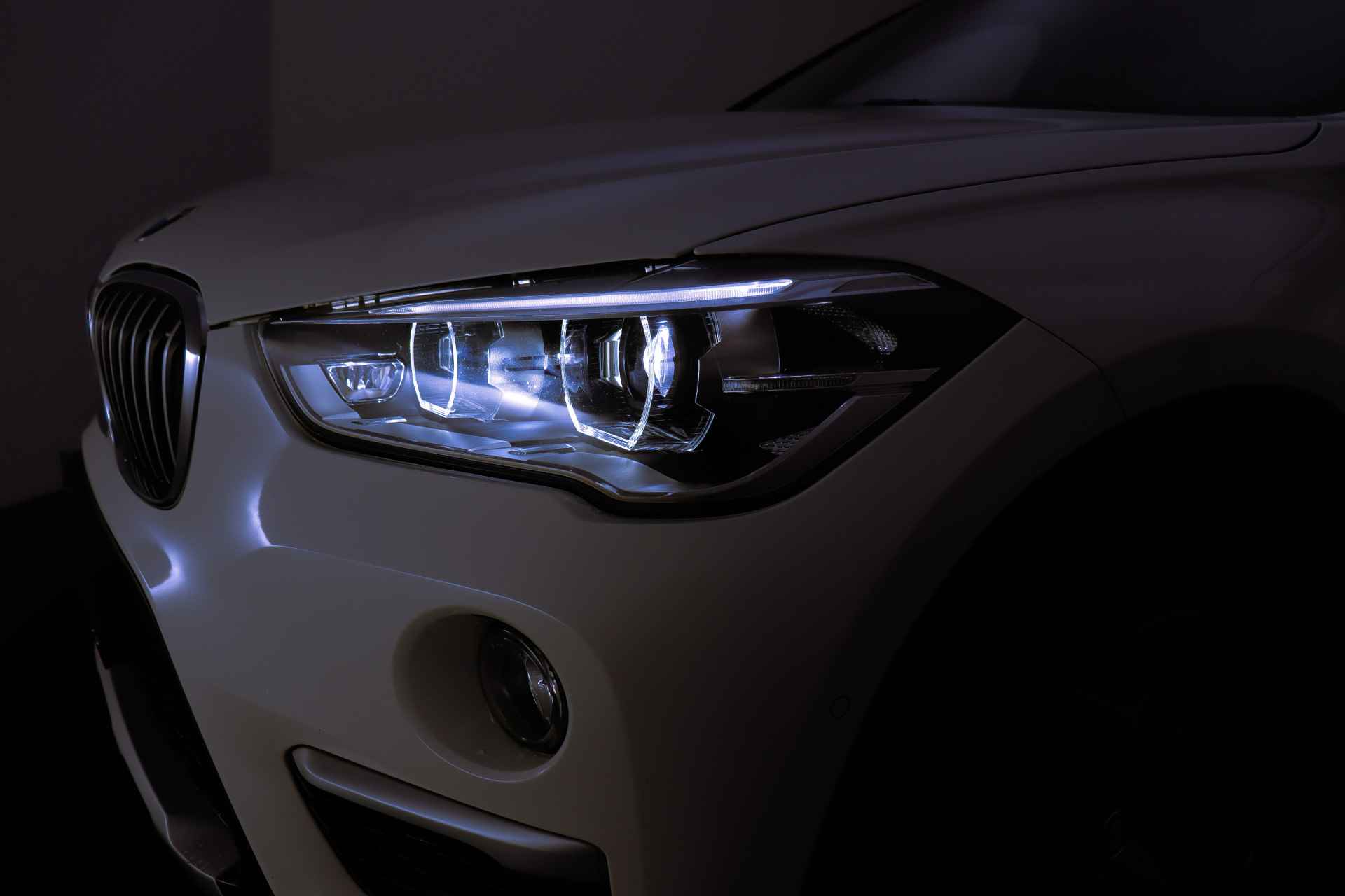 BMW X1 18iA X-LINE EDITION PANO/FULL LED/CAMERA/HEAD UP/STOELVERW./NAVI/DAB/PDC V+A/LMV 18'' - 13/27