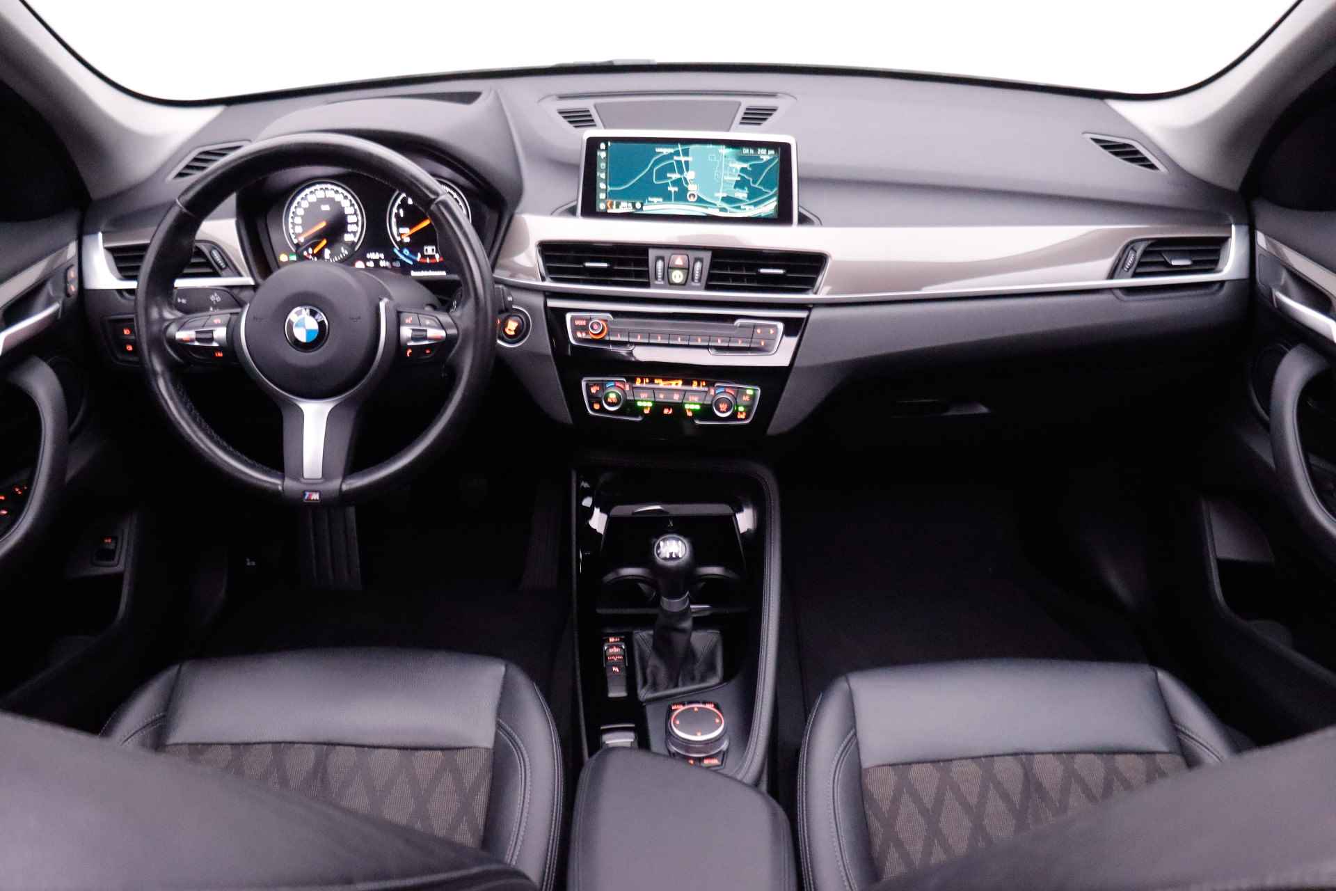 BMW X1 18iA X-LINE EDITION PANO/FULL LED/CAMERA/HEAD UP/STOELVERW./NAVI/DAB/PDC V+A/LMV 18'' - 18/27