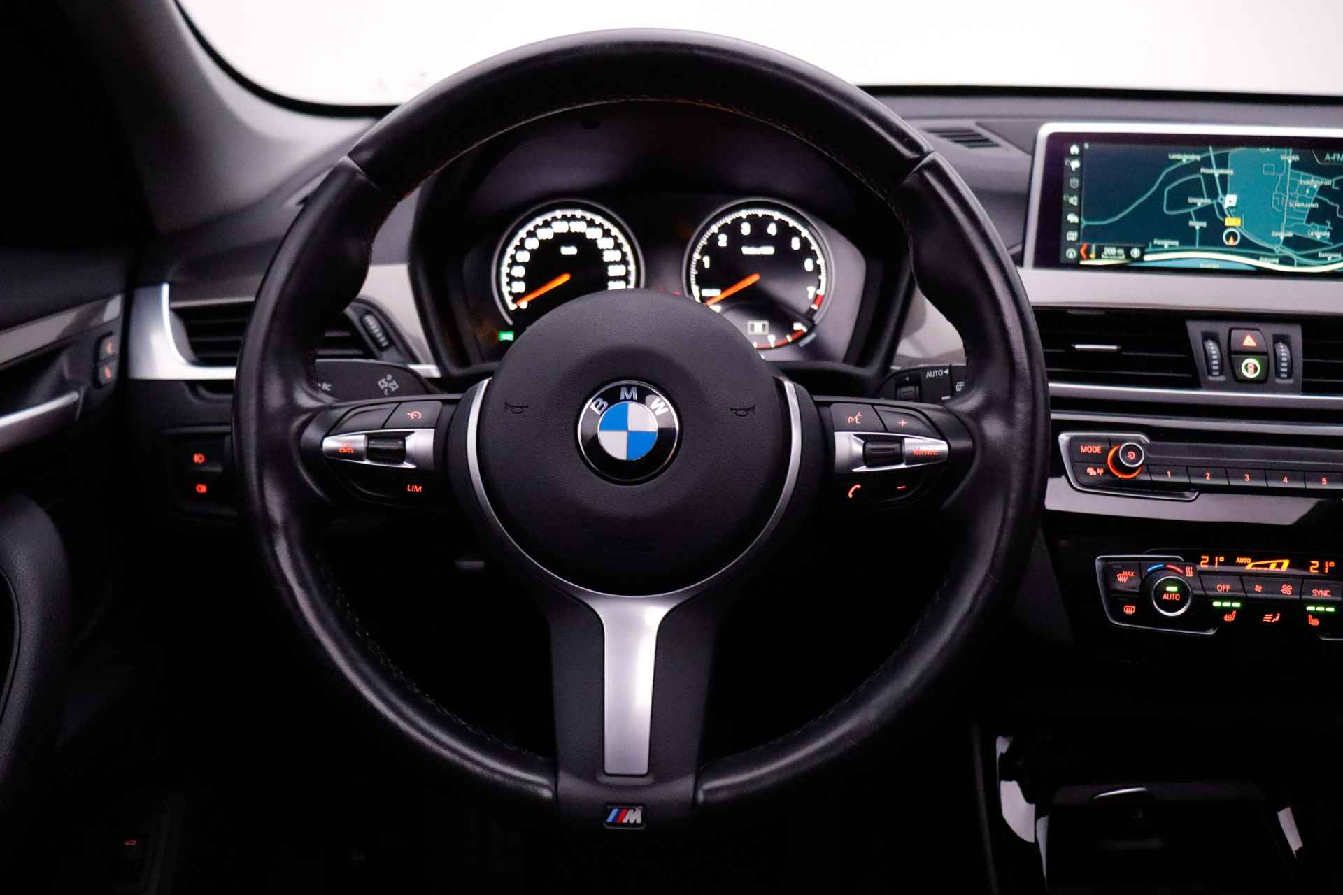 BMW X1 18iA X-LINE EDITION PANO/FULL LED/CAMERA/HEAD UP/STOELVERW./NAVI/DAB/PDC V+A/LMV 18'' - 19/27