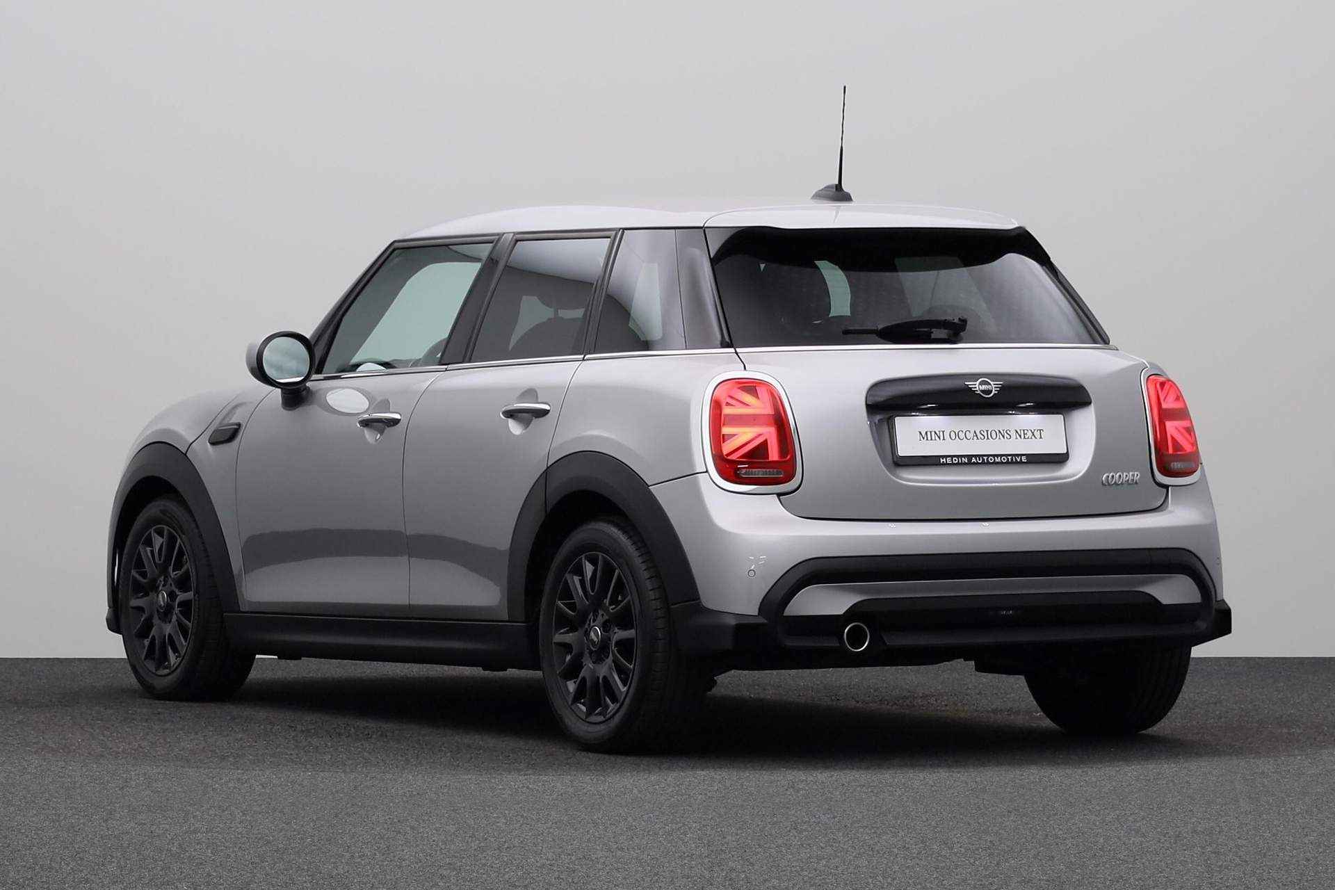 MINI 5-deurs 1.5 Cooper Camden Edition |16" LM Victory Spoke zwart|  MINI Navigatiesysteem | Park Distance Control achter (PDC)| Cruise Control |  Automatische airconditioning 2-zone | - 14/25