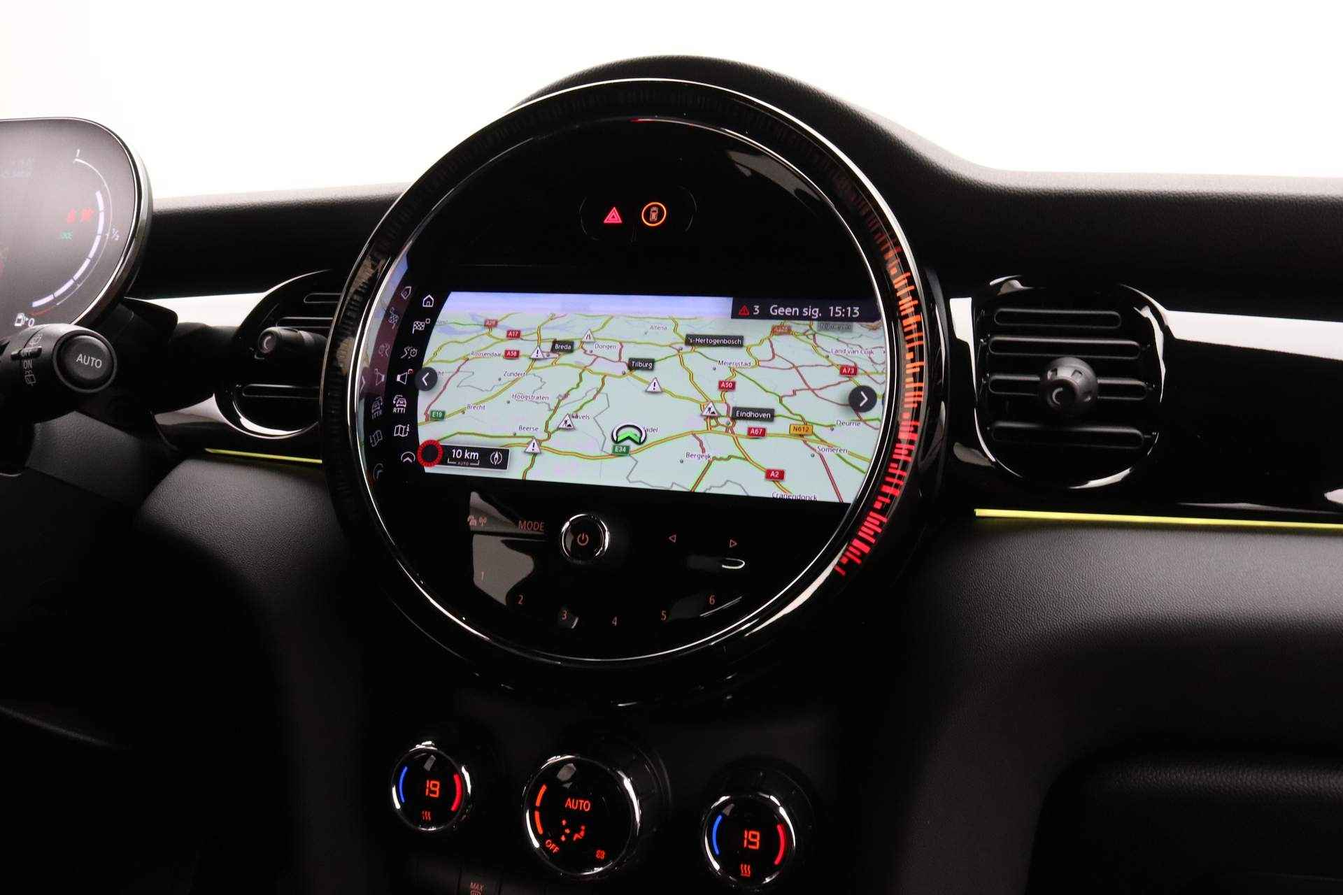 MINI 5-deurs 1.5 Cooper Camden Edition |16" LM Victory Spoke zwart|  MINI Navigatiesysteem | Park Distance Control achter (PDC)| Cruise Control |  Automatische airconditioning 2-zone | - 20/25