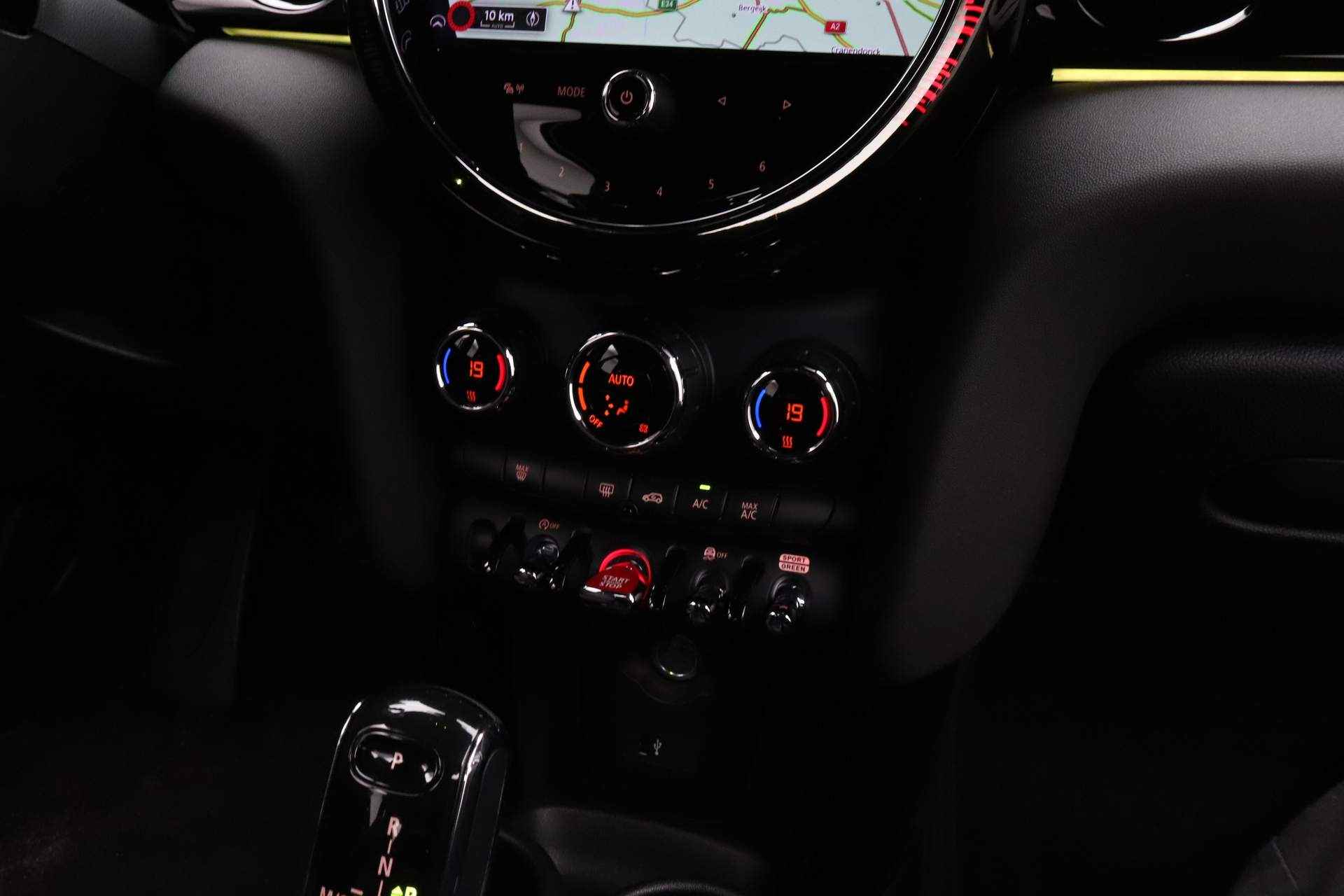 MINI 5-deurs 1.5 Cooper Camden Edition |16" LM Victory Spoke zwart|  MINI Navigatiesysteem | Park Distance Control achter (PDC)| Cruise Control |  Automatische airconditioning 2-zone | - 21/25