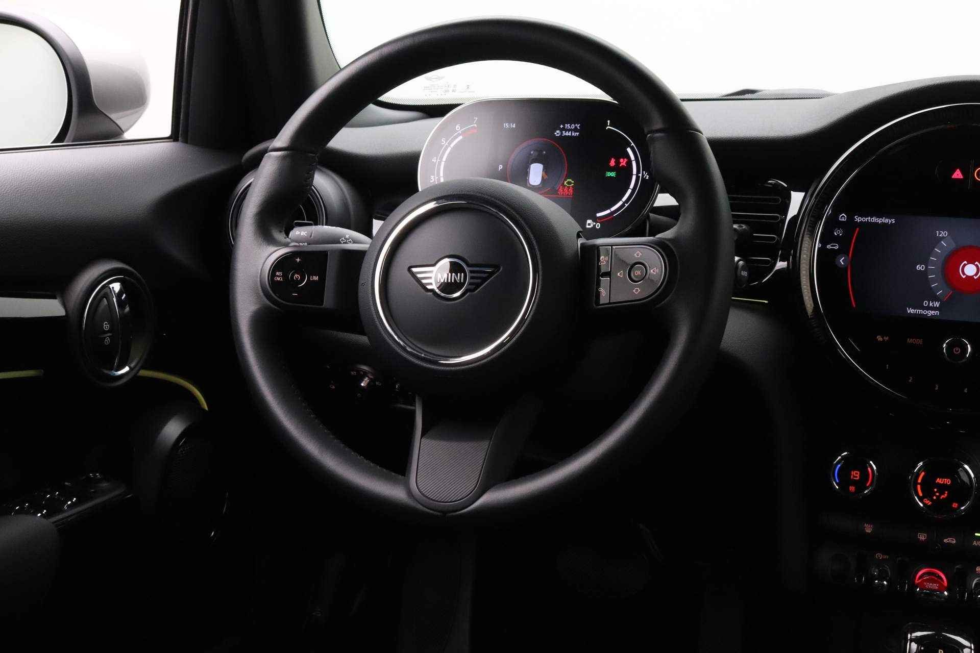 MINI 5-deurs 1.5 Cooper Camden Edition |16" LM Victory Spoke zwart|  MINI Navigatiesysteem | Park Distance Control achter (PDC)| Cruise Control |  Automatische airconditioning 2-zone | - 25/25