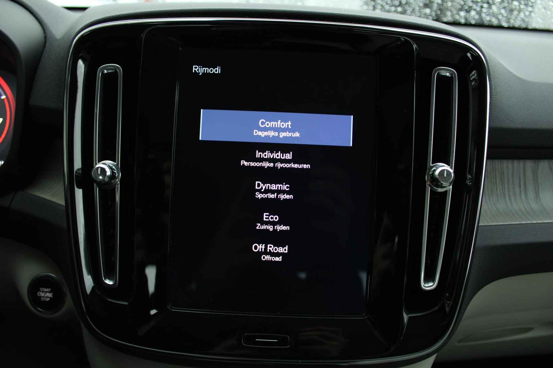 Volvo XC40 T4 AUT8 190PK Inscription, Panoramisch Schuif-/Kanteldak, Power Seats, Elektrisch Bedienbare Achterklep, Harman/Kardon Premium Geluidssysteem, Adaptieve Cruise Control, Pilot Assist, BLIS Dodehoekdetectie, Volvo Guard Alarm, Verwarmbare Voorstoelen, Park Assist Voor & Achter incl. Parkeercamera, Apple Carplay/Android Auto, Keyless Entry - 19/26