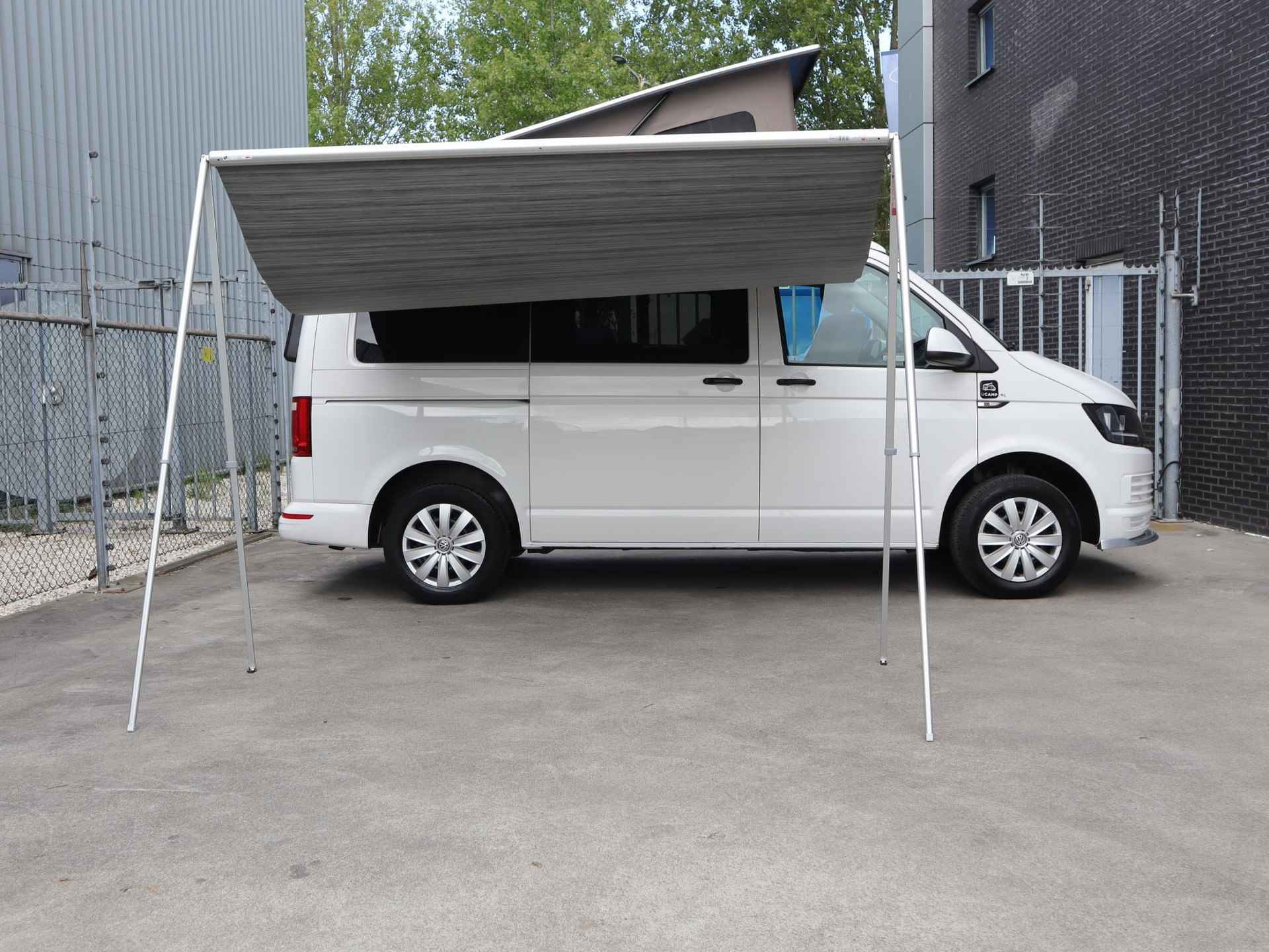 Volkswagen Transporter Kombi 2.0 TDI L1H1 140pk | 4 persoons Camper | Keuken met gasfornuis, wasbak en koelkast | Zonnescherm | Draaistoel RV | Houten interieur | Radio | Cruise control | Custom voorbumper | Horren zijkant en achter - 3/40