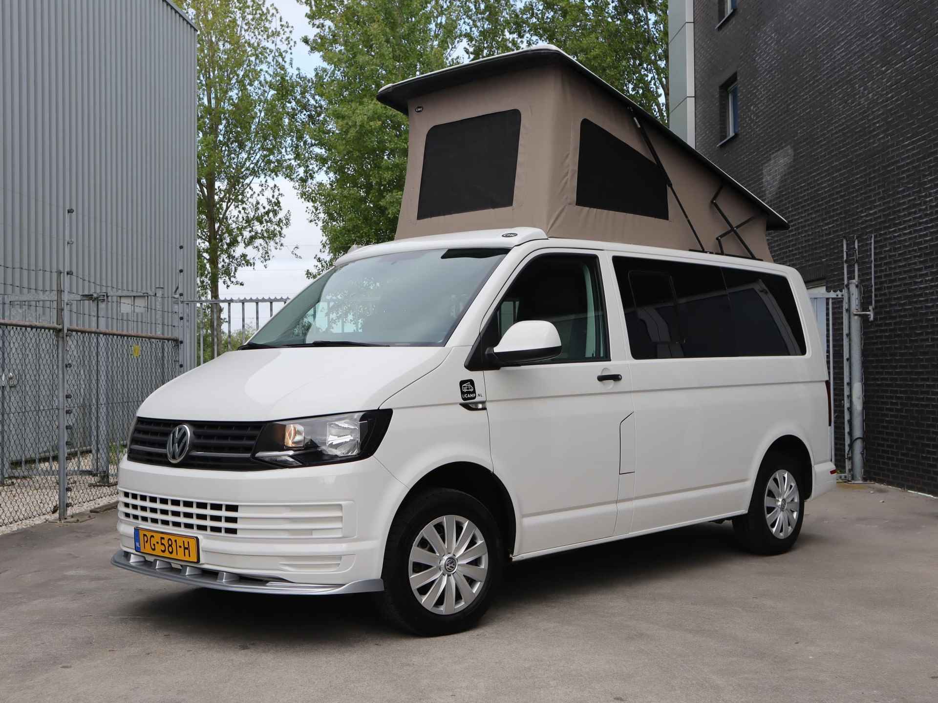 Volkswagen Transporter Kombi 2.0 TDI L1H1 140pk | 4 persoons Camper | Keuken met gasfornuis, wasbak en koelkast | Zonnescherm | Draaistoel RV | Houten interieur | Radio | Cruise control | Custom voorbumper | Horren zijkant en achter - 5/40