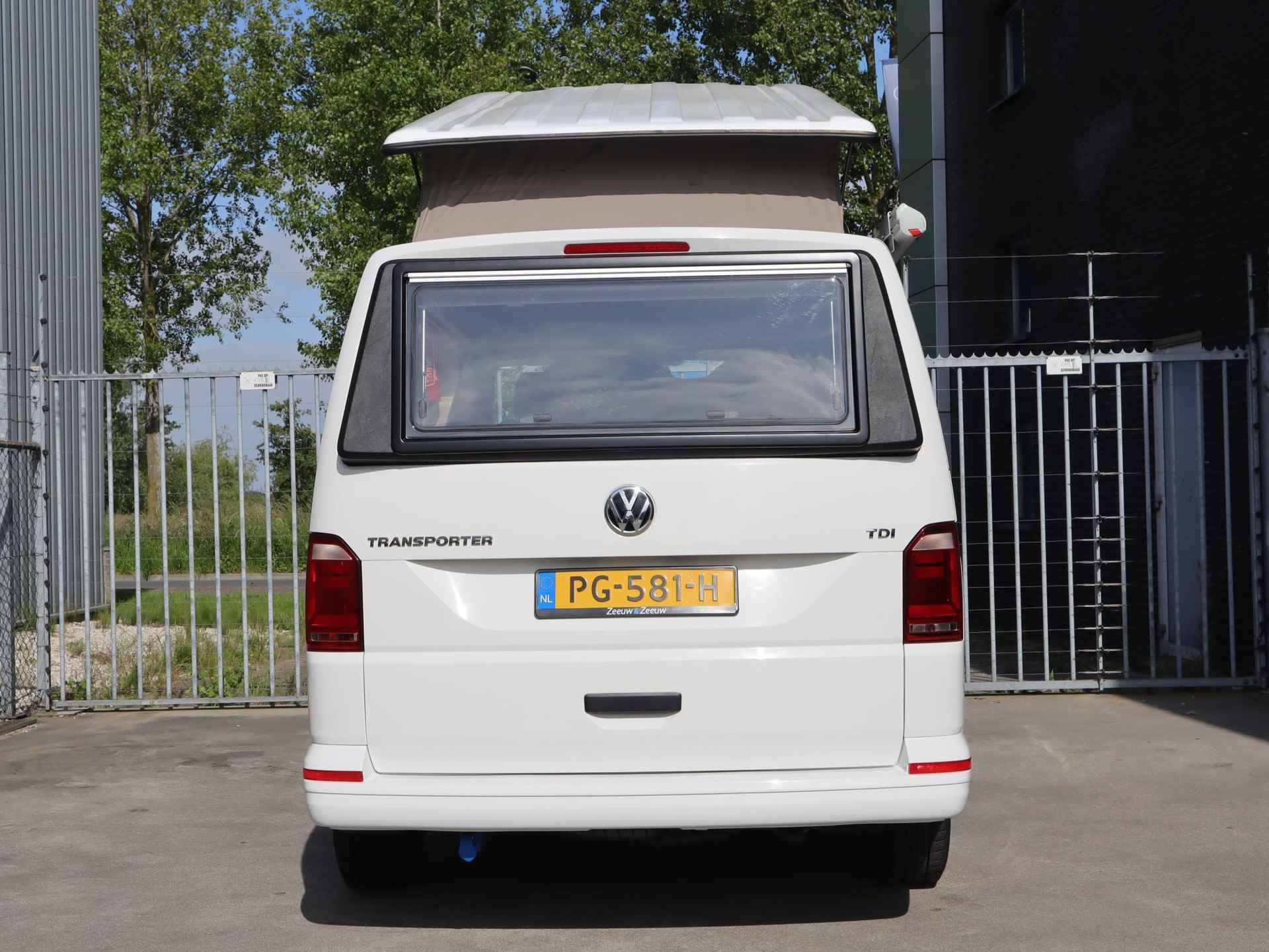 Volkswagen Transporter Kombi 2.0 TDI L1H1 140pk | 4 persoons Camper | Keuken met gasfornuis, wasbak en koelkast | Zonnescherm | Draaistoel RV | Houten interieur | Radio | Cruise control | Custom voorbumper | Horren zijkant en achter - 6/40