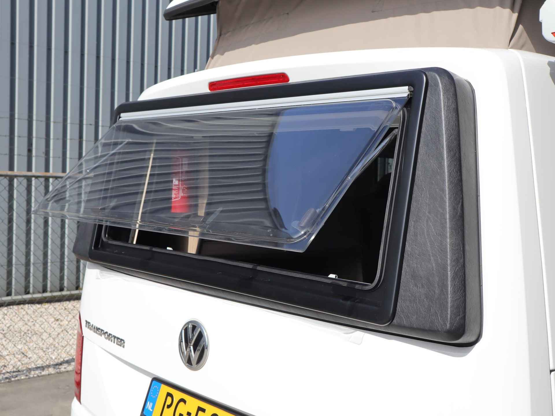 Volkswagen Transporter Kombi 2.0 TDI L1H1 140pk | 4 persoons Camper | Keuken met gasfornuis, wasbak en koelkast | Zonnescherm | Draaistoel RV | Houten interieur | Radio | Cruise control | Custom voorbumper | Horren zijkant en achter - 7/40