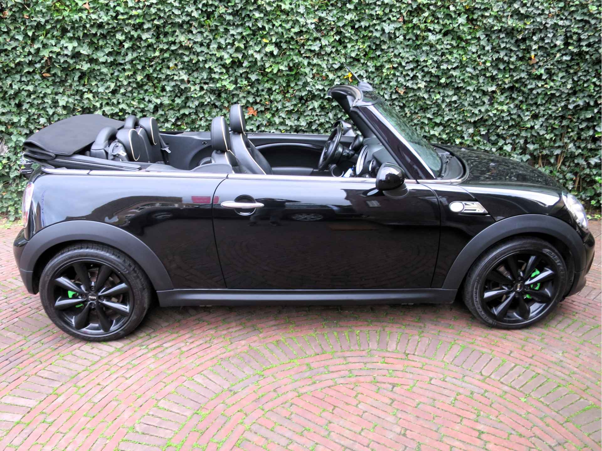 MINI Cabrio 1.6 Cooper Chili R57 LCI met Leder, Navi, BT, Xenon en 17" - 52/56