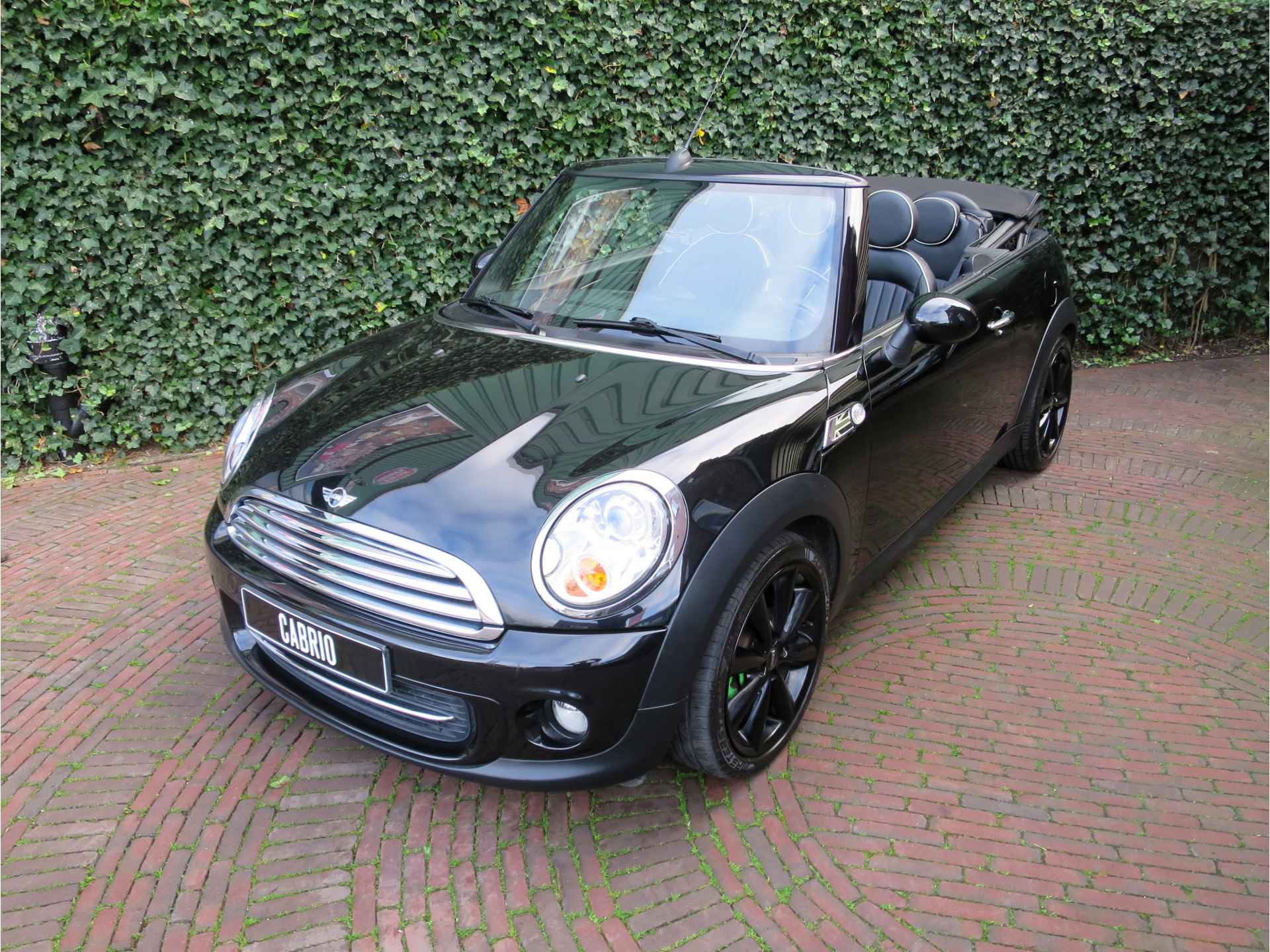 MINI Cabrio 1.6 Cooper Chili R57 LCI met Leder, Navi, BT, Xenon en 17" - 53/56