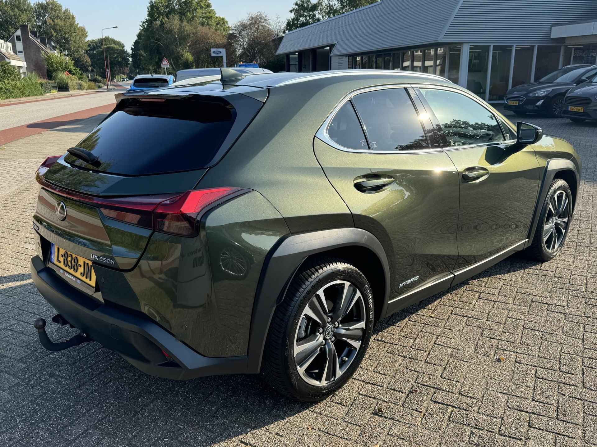 Lexus UX 250h Preference Line 183pk Automaat | Trekhaak | Adaptieve Cruise | Dodehoeksensoren | Achteruitrijcamera | LED Koplampen - 4/26