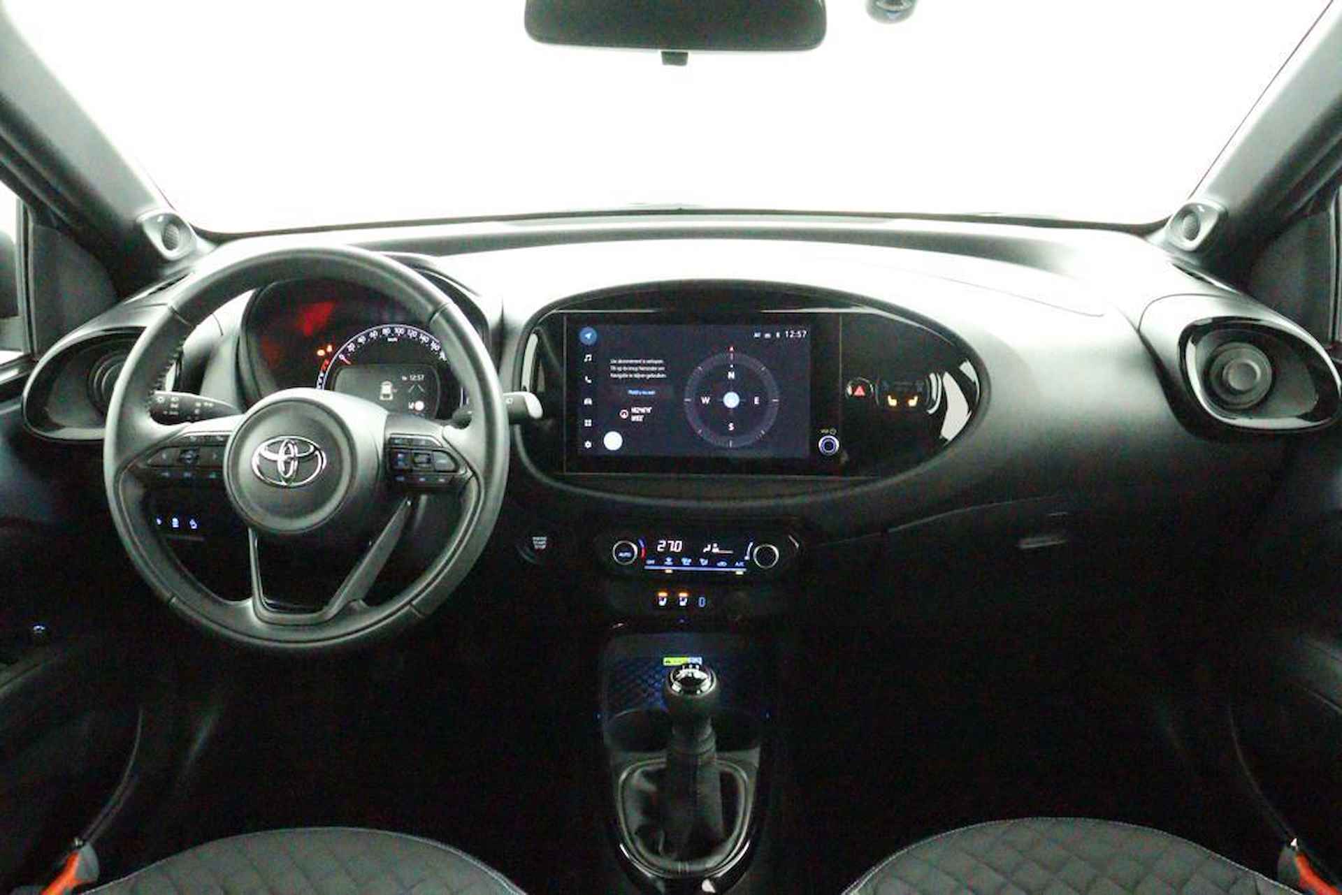 Toyota Aygo X 1.0 VVT-i MT Premium | Parkeersensoren | Stoelverwarming | Navigatie | JBL Audio | Dashcam | - 4/49